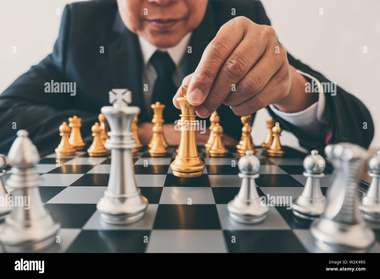 Imprenditore leadership giocando a scacchi e pensare piano strategico su crash di rovesciare la squadra opposta e analizzare lo sviluppo per il successo di corp Foto Stock