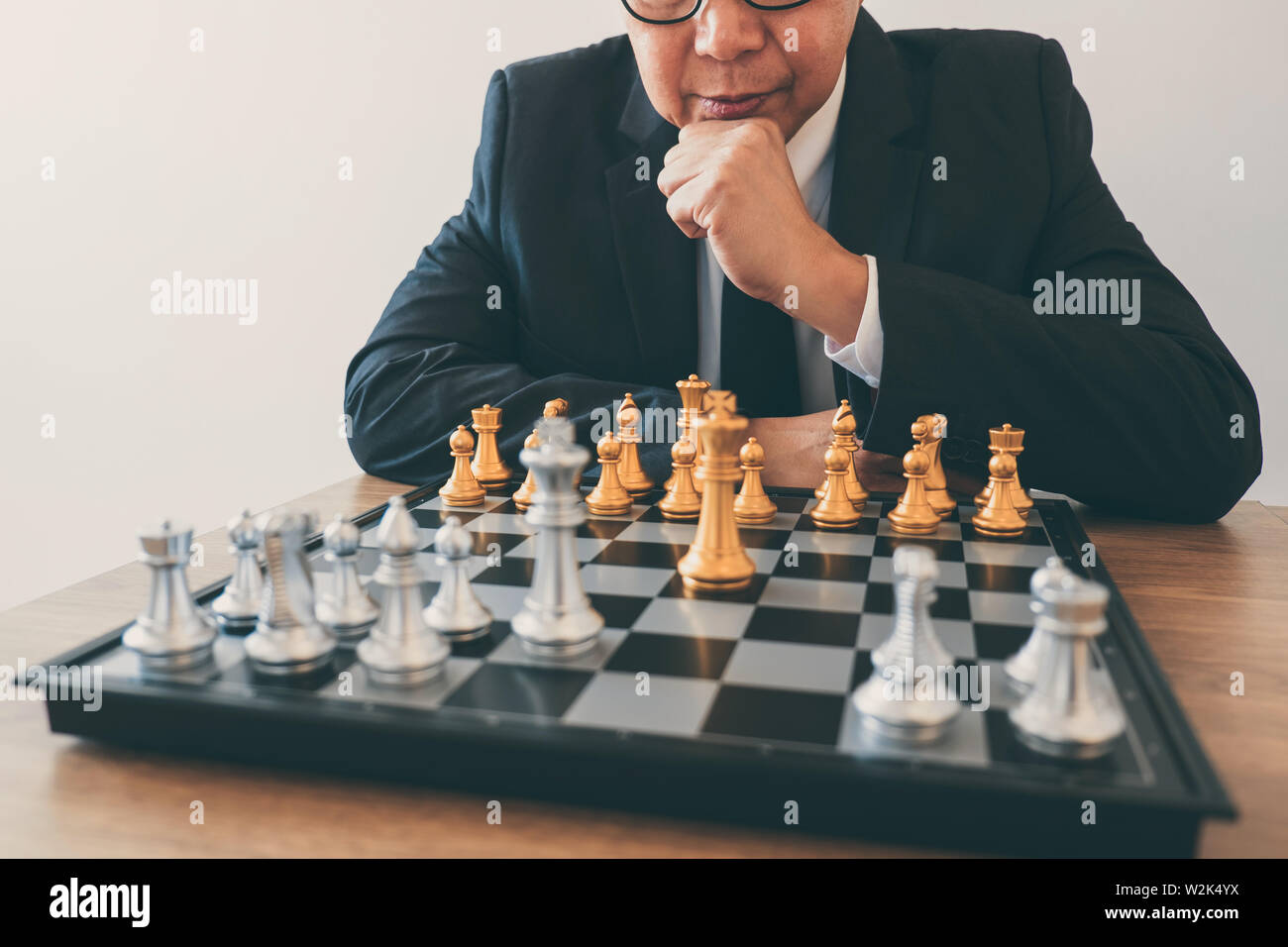 Imprenditore leadership giocando a scacchi e pensare piano strategico su crash di rovesciare la squadra opposta e analizzare lo sviluppo per il successo di corp Foto Stock