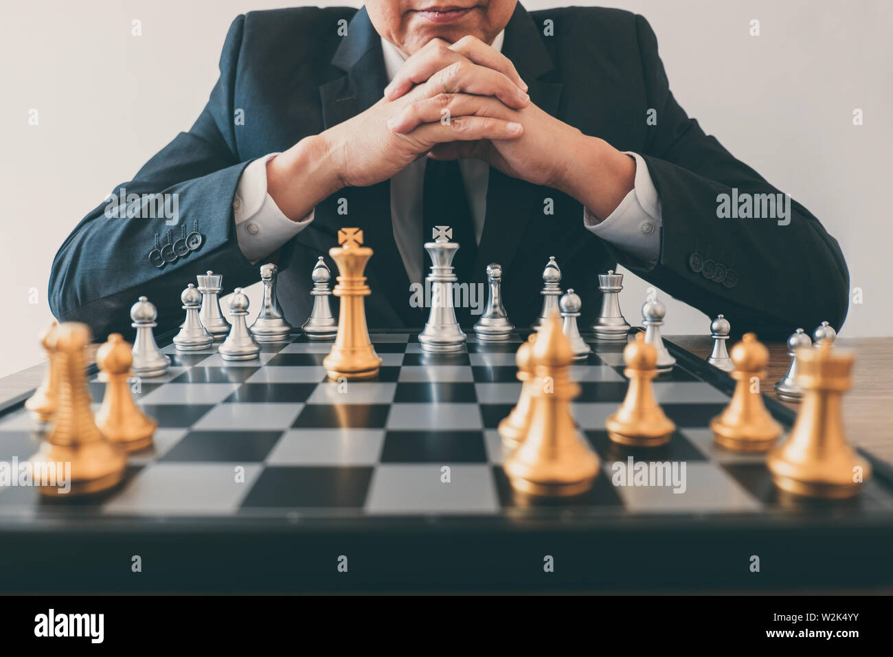 Imprenditore leadership giocando a scacchi e pensare piano strategico su crash di rovesciare la squadra opposta e analizzare lo sviluppo per il successo di corp Foto Stock