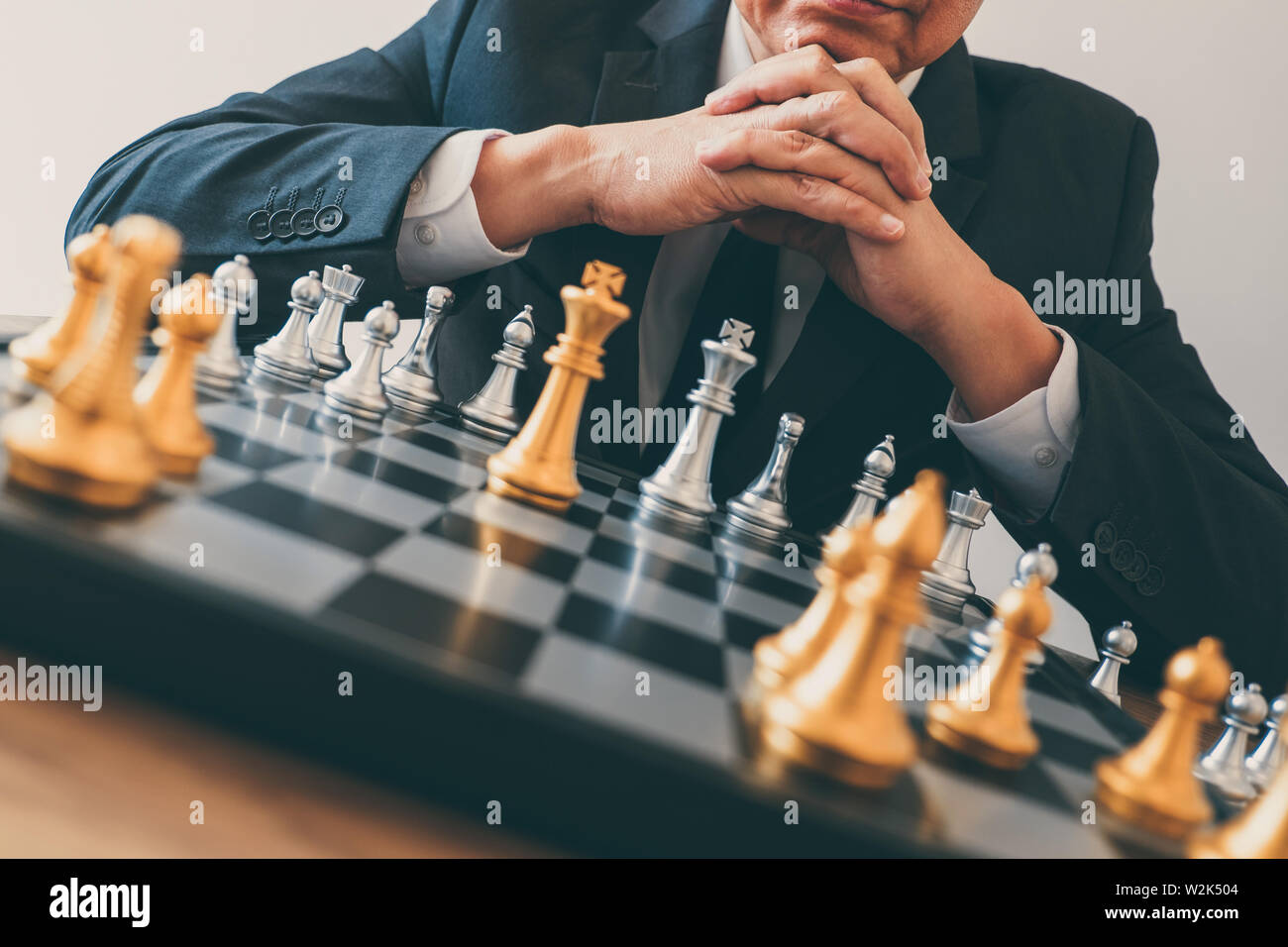 Imprenditore leadership giocando a scacchi e pensare piano strategico su crash di rovesciare la squadra opposta e analizzare lo sviluppo per il successo di corp Foto Stock