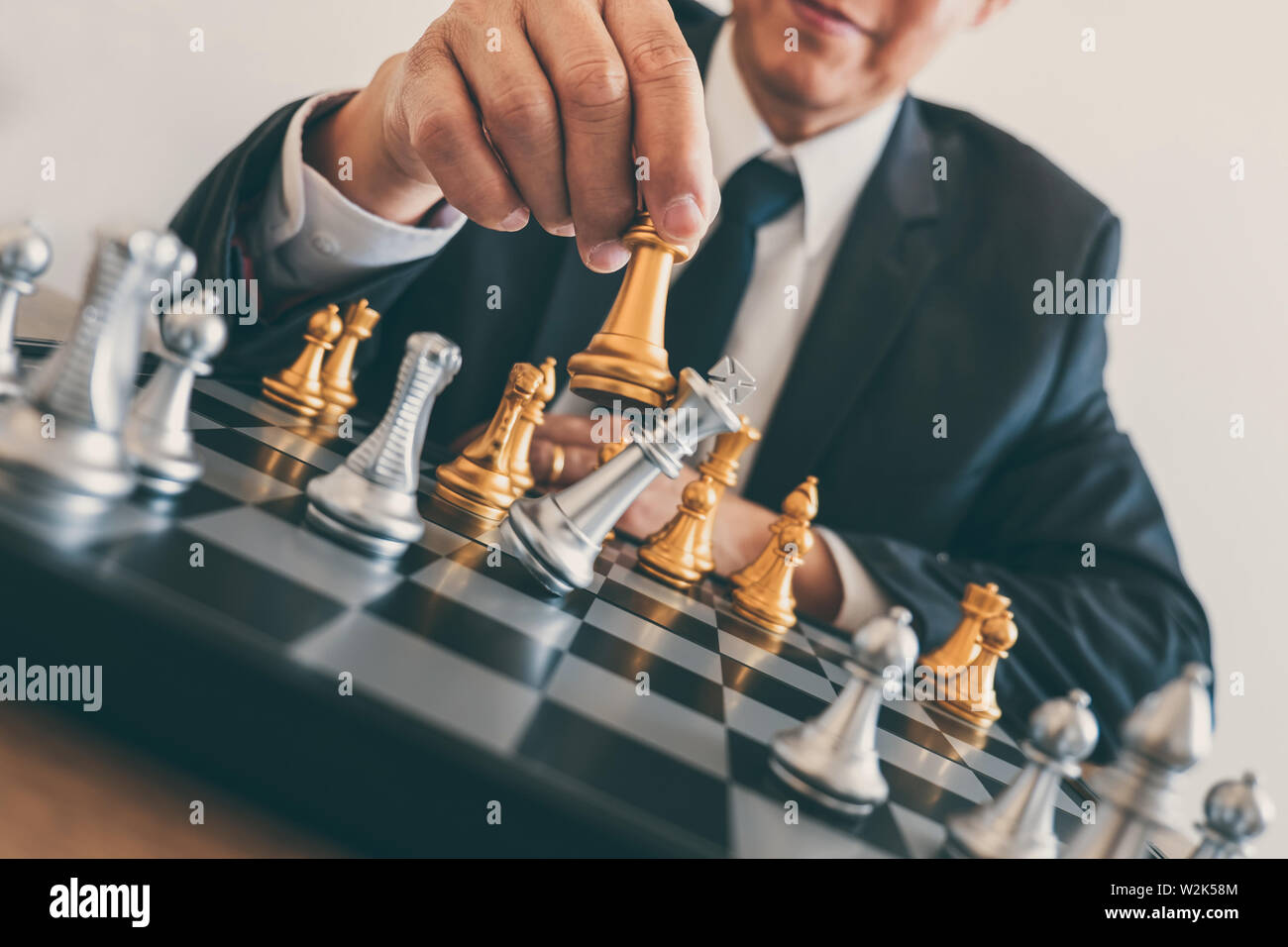 Imprenditore leadership giocando a scacchi e pensare piano strategico su crash di rovesciare la squadra opposta e analizzare lo sviluppo per il successo di corp Foto Stock
