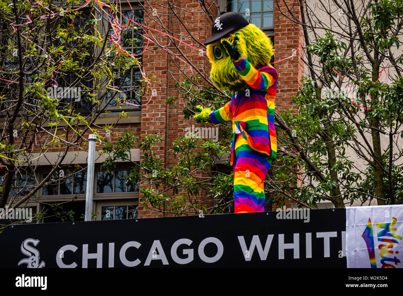 Lakeview, Chicago-June 30, 2019: Chicago White Sox mascotte mancino che indossa una tuta arcobaleno e salutando la folla a Gay Pride. Foto Stock