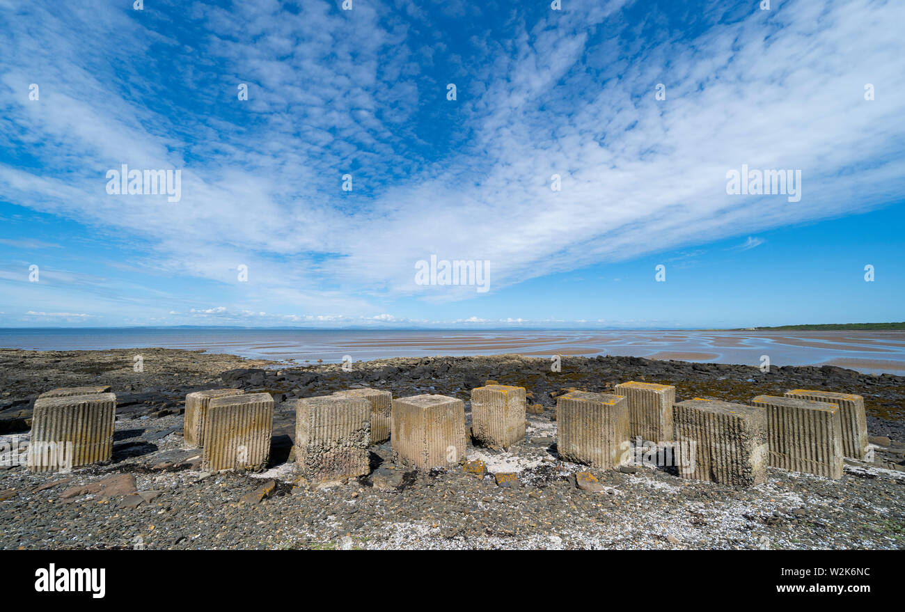 Vista della Seconda Guerra Mondiale era anti-serbatoio blocchi sul litorale di Gosford sabbie al Longiddry in East Lothian, Scozia, Regno Unito Foto Stock