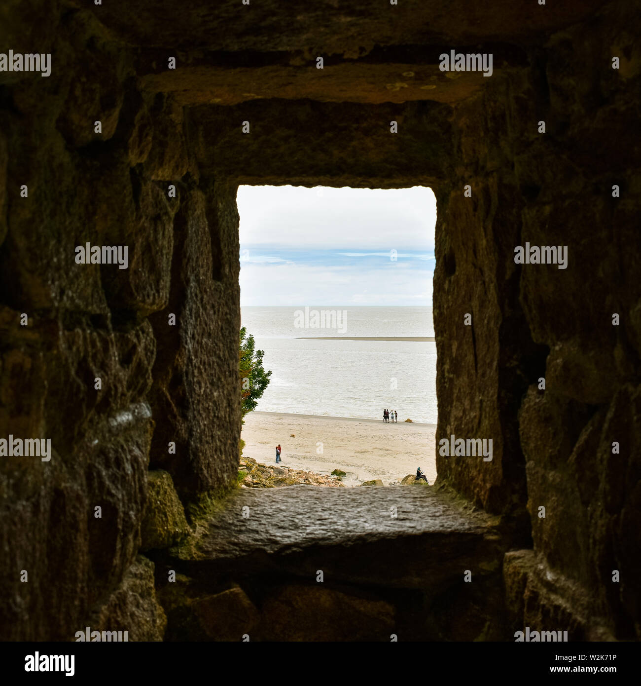Guardando il mare e il blu del cielo attraverso una finestra di pietra. Sensazione di speranza. Foto Stock