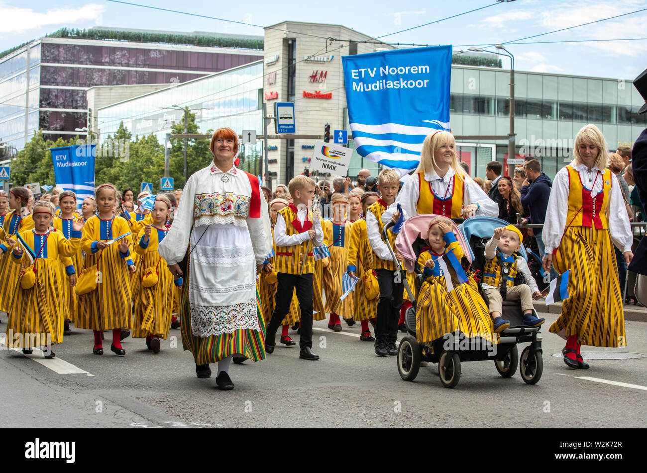 Tallinn, Estonia, 6 luglio, 2019: persone in abiti tradizionali nelle strade di Tallinn Foto Stock