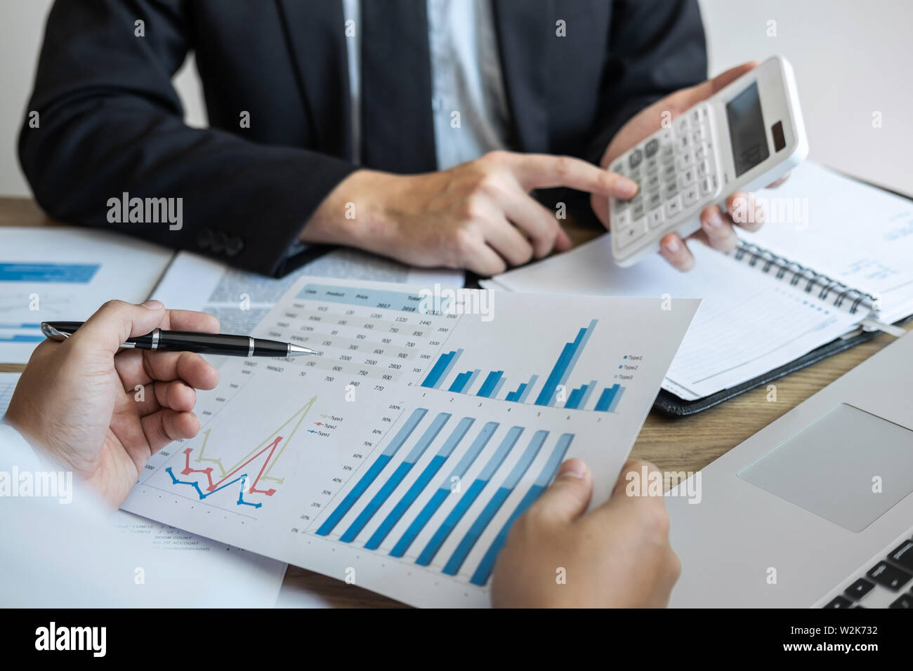 Professional Business team collega di lavoro e di analisi con il nuovo progetto di accounting finance, Idea presentazioni e riunioni piano strategico della fina Foto Stock