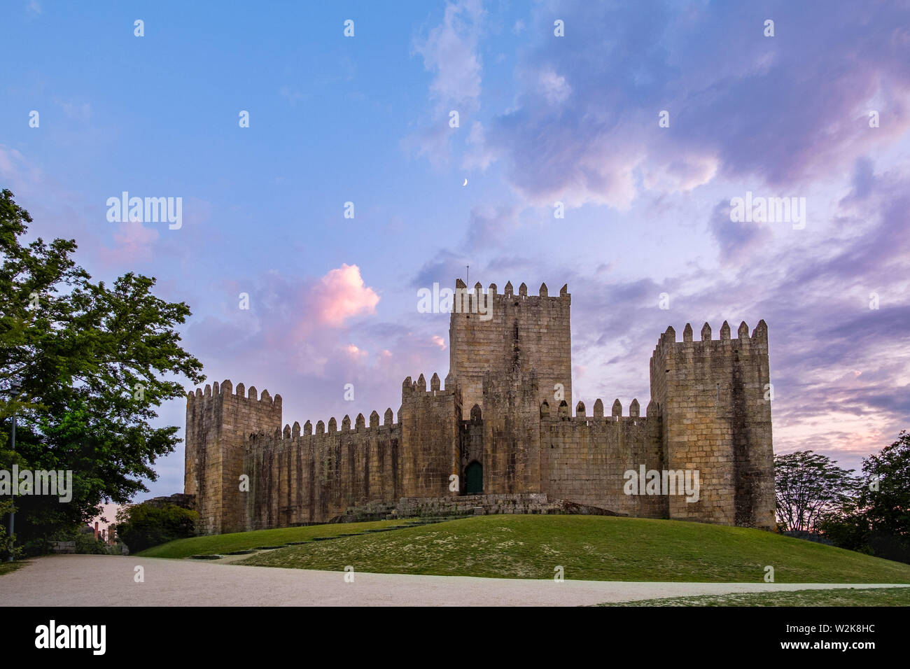 Guimaraes, Portogallo - Luglio 7, 2019 : colorato tramonto castello Guimaraes, Portogallo Foto Stock
