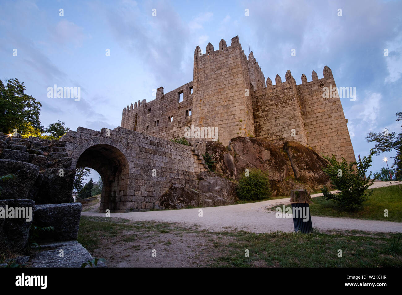 Guimaraes, Portogallo - Luglio 7, 2019 : tardo pomeriggio castello Guimaraes, Portogallo Foto Stock