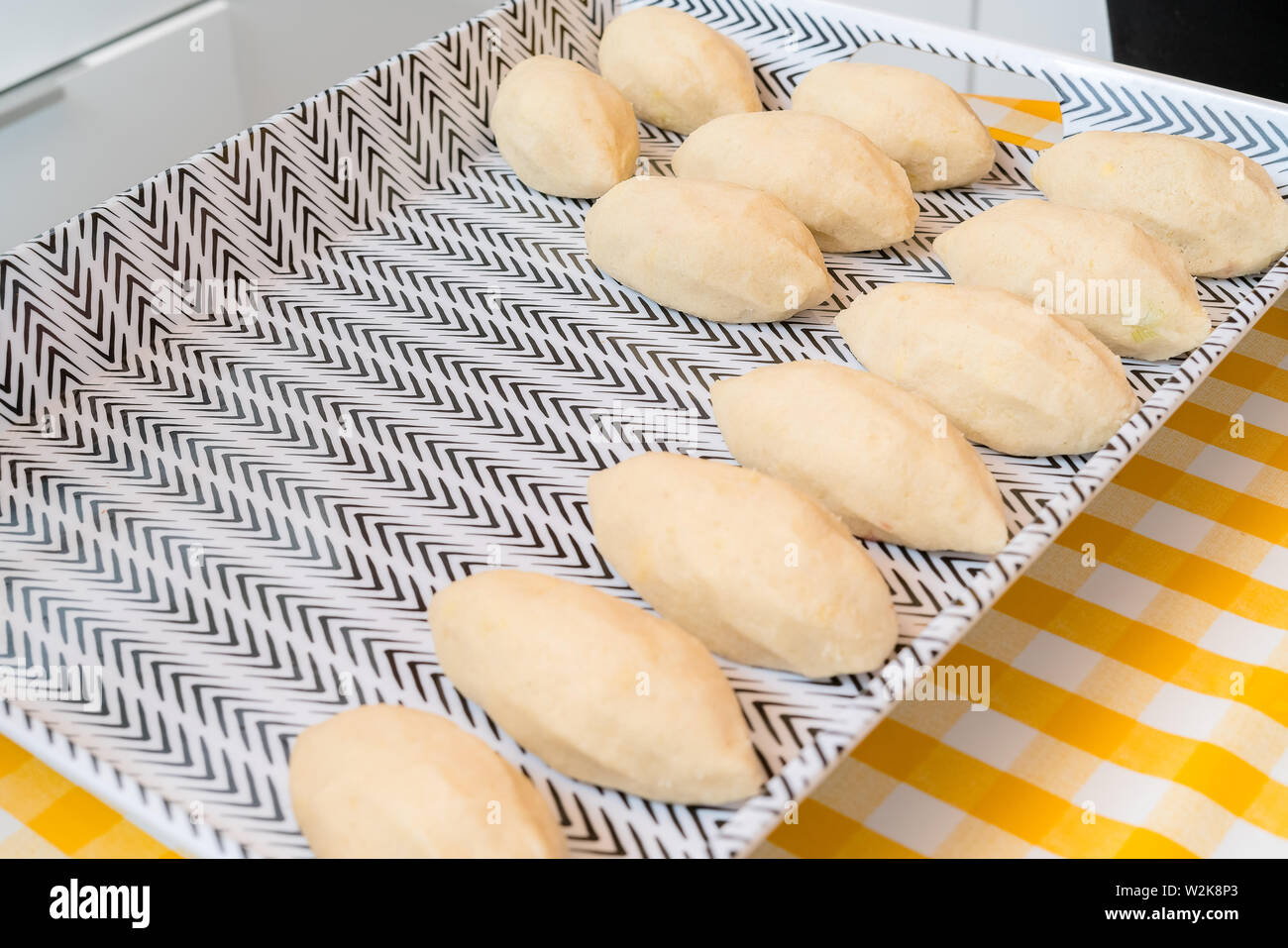 Realizzazione di Cepelinai - dirigibili Zeppelin è nazionale lituana piatto. La carne di maiale incontra è avvolto all'interno delle materie di patate purea e bolliti in acqua calda Foto Stock