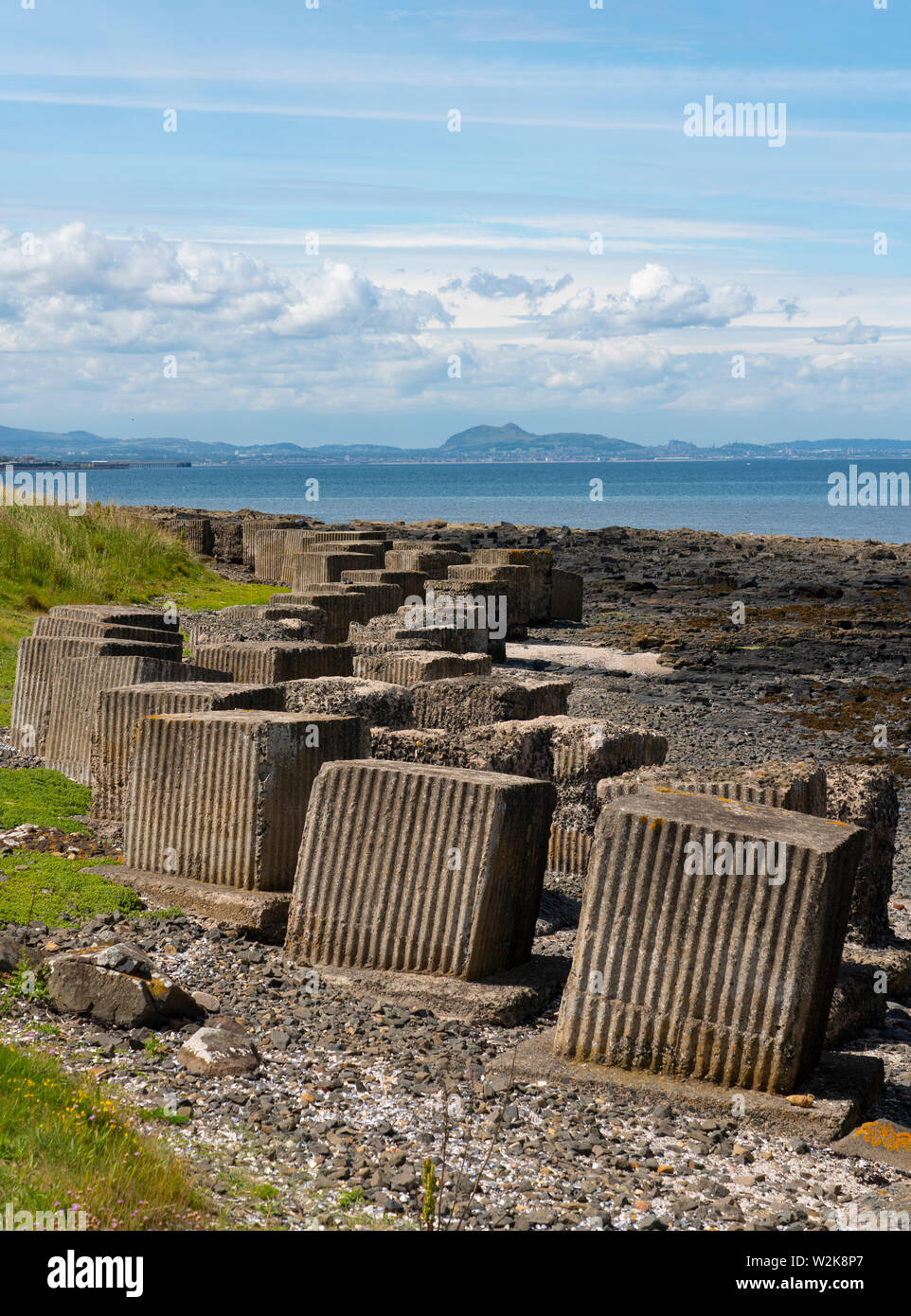 La seconda guerra mondiale era anti-serbatoio blocchi sul litorale di Gosford sabbie al Longiddry in East Lothian, Scozia, Regno Unito Foto Stock