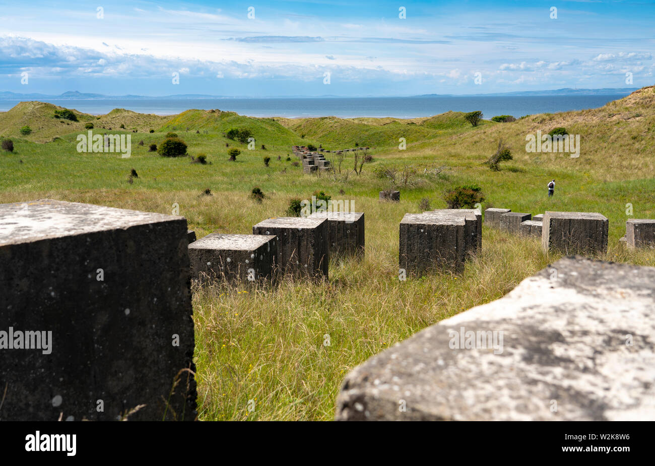 Vista della Seconda Guerra Mondiale era anti-blocchi del serbatoio a Gullane Sands in East Lothian, Scozia, Regno Unito Foto Stock