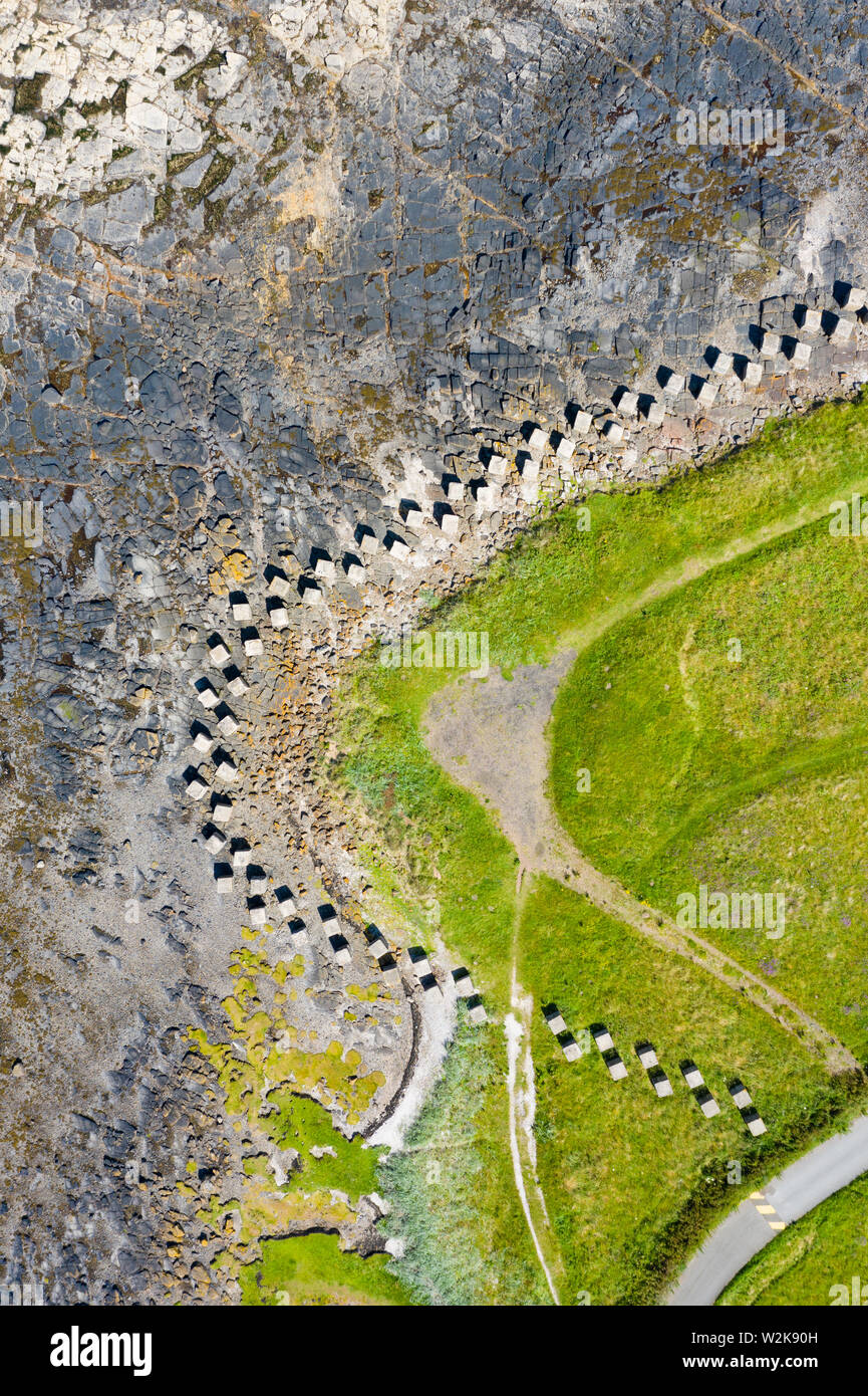 Vista aerea della Seconda Guerra Mondiale era anti-serbatoio blocchi sul litorale di Gosford sabbie al Longiddry in East Lothian, Scozia, Regno Unito Foto Stock
