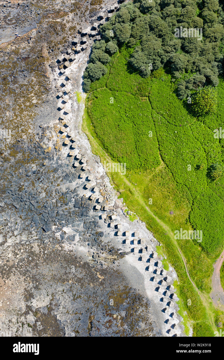 Vista aerea della Seconda Guerra Mondiale era anti-serbatoio blocchi sul litorale di Gosford sabbie al Longiddry in East Lothian, Scozia, Regno Unito Foto Stock