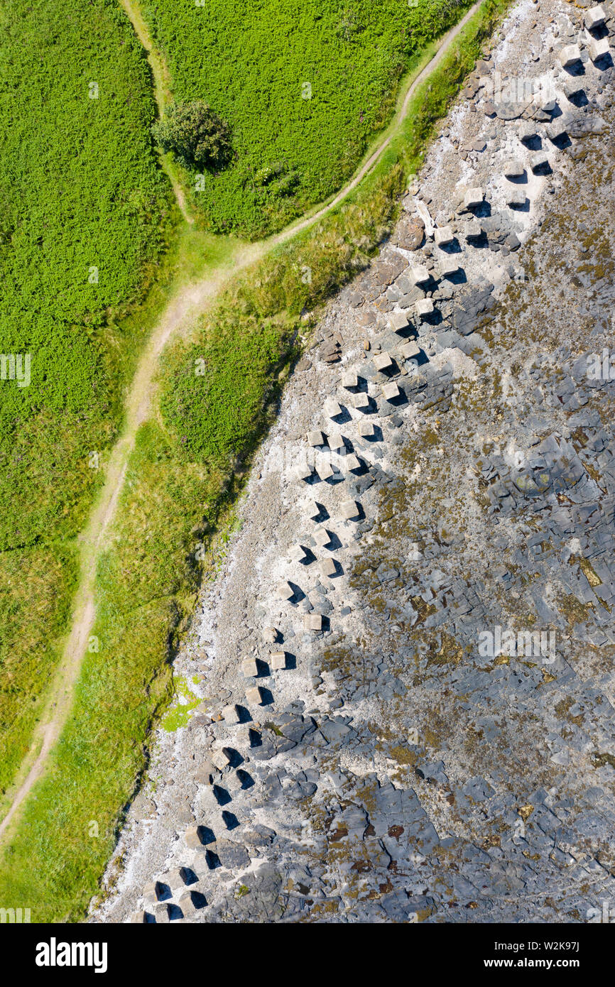 Vista aerea della Seconda Guerra Mondiale era anti-serbatoio blocchi sul litorale di Gosford sabbie al Longiddry in East Lothian, Scozia, Regno Unito Foto Stock