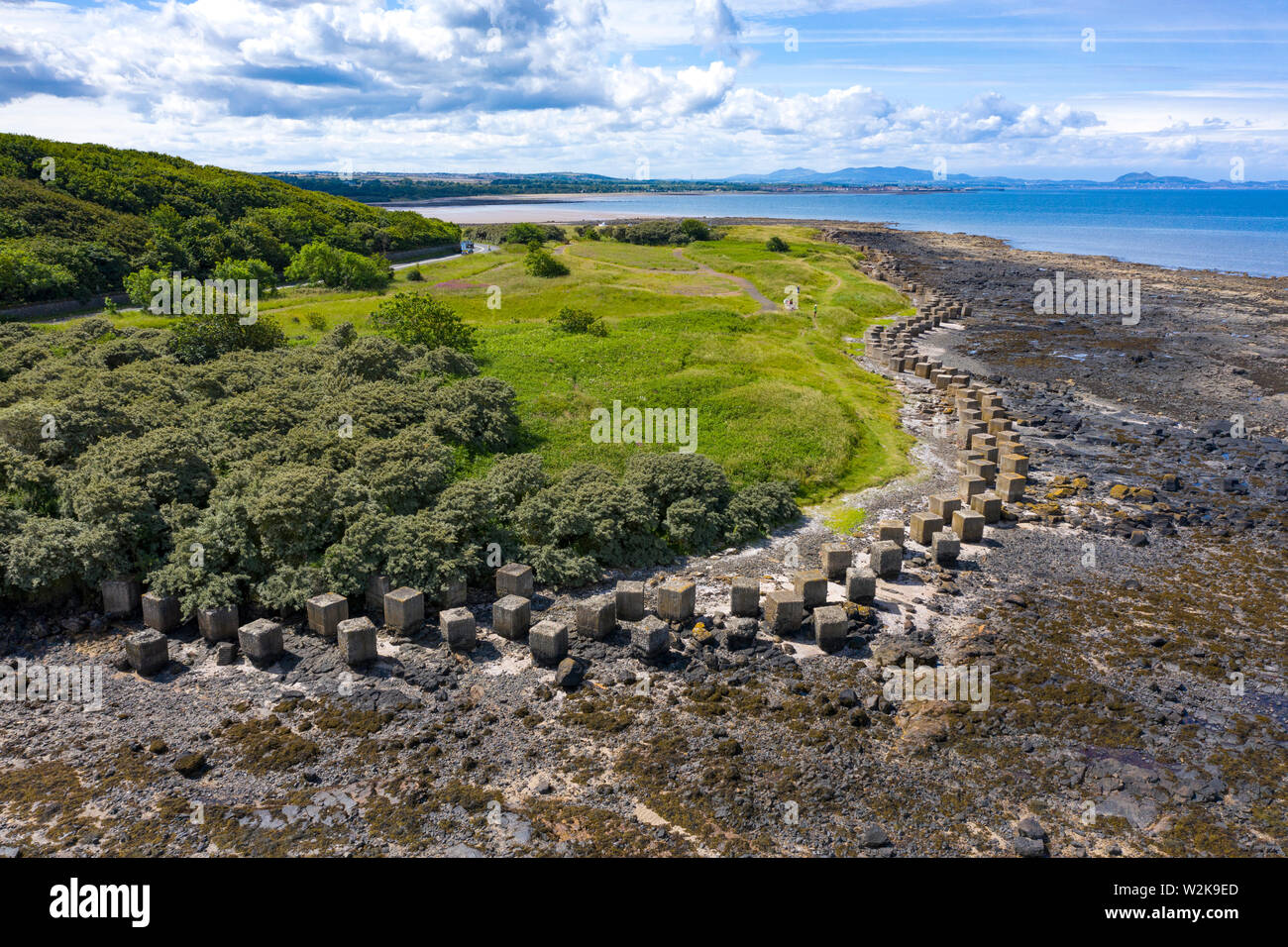 Vista aerea della Seconda Guerra Mondiale era anti-serbatoio blocchi sul litorale di Gosford sabbie al Longiddry in East Lothian, Scozia, Regno Unito Foto Stock