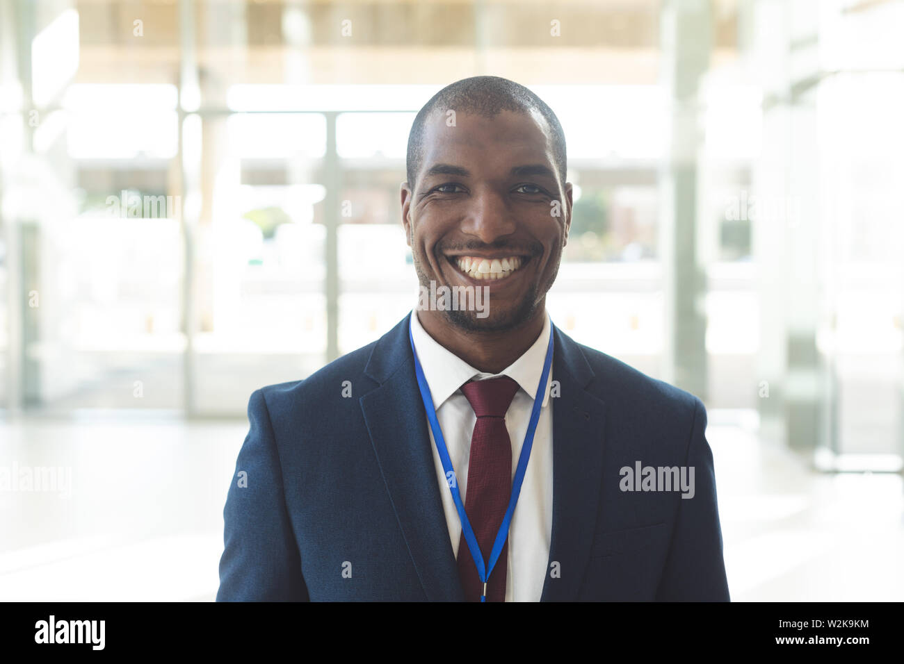 Coppia afro-americano permanente maschio nella sala conferenze, sorridente alla fotocamera Foto Stock