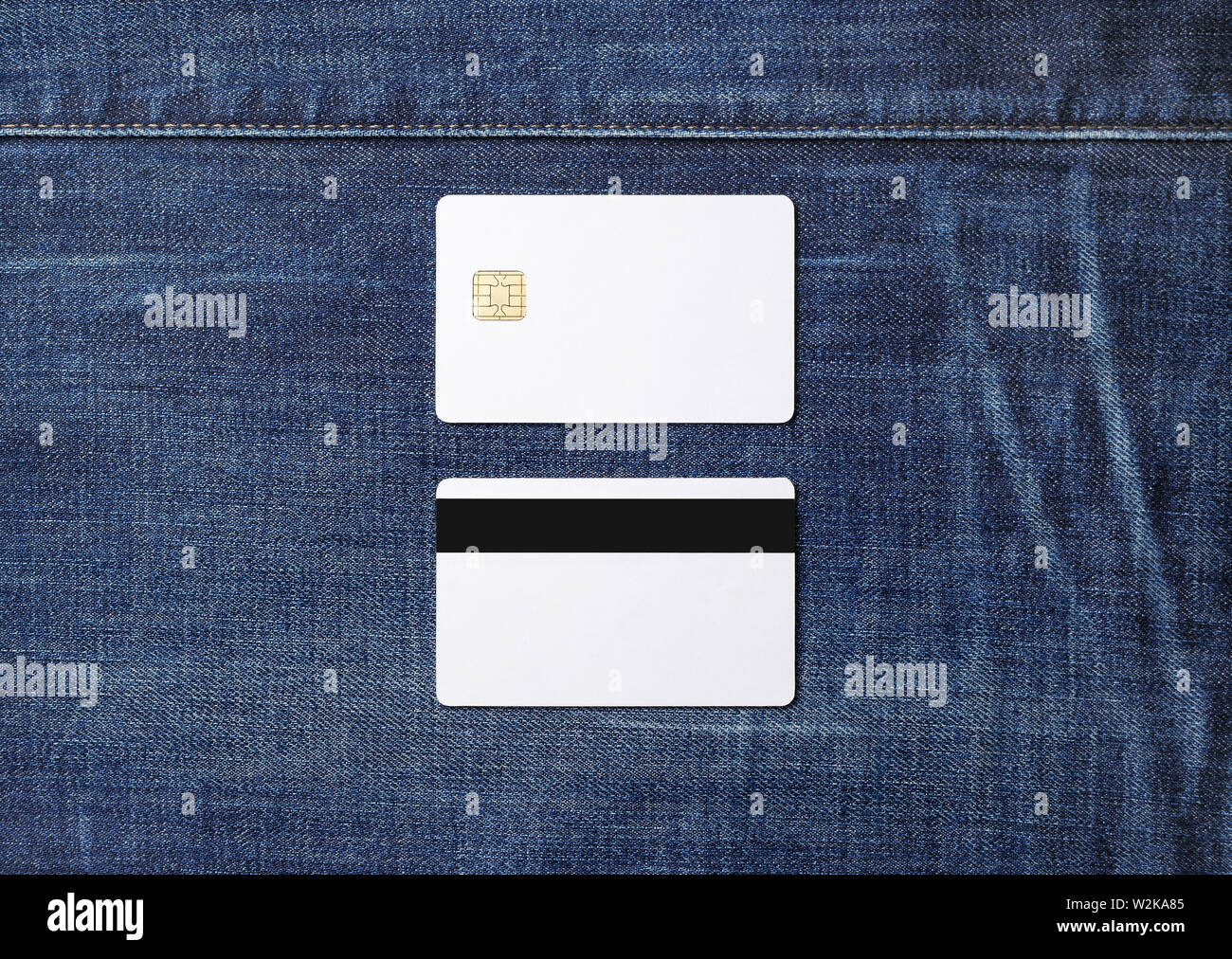 Due in plastica bianca schede chip su sfondo denim. Le carte di credito. Vista anteriore e posteriore. Lay piatto. Foto Stock