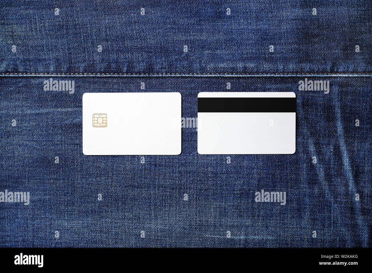 Due vuoti in plastica bianco carte di credito su sfondo denim. Chip Card. Vista anteriore e posteriore. Lay piatto. Foto Stock