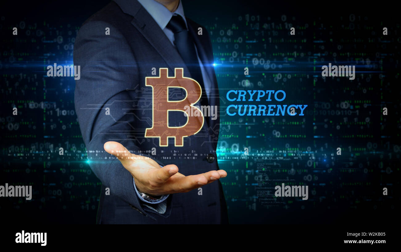 Un imprenditore in un vestito touch screen con simbolo bitcoin ologramma. Uomo con mano sul display virtuale. Cryptocurrency mining, blockchain, economia e v Foto Stock