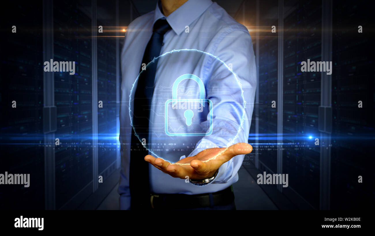 Uomo con dynamic cyber security e il simbolo del lucchetto ologramma su mano. Imprenditore mostra futuristico concetto di protezione digitale, firewall e comput Foto Stock