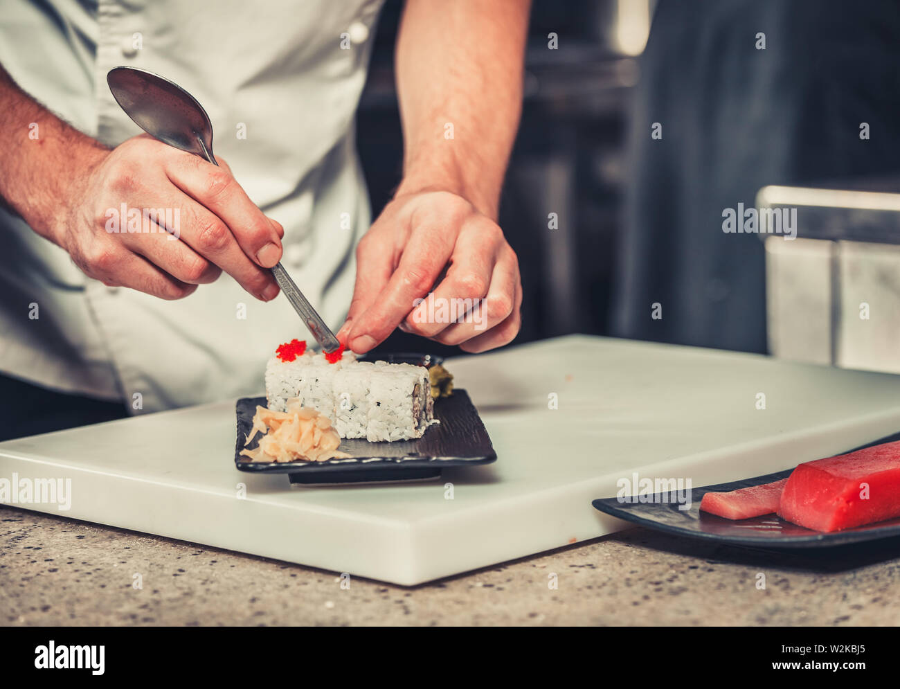 Maschio di cuochi prepara sushi al ristorante cucina Foto Stock