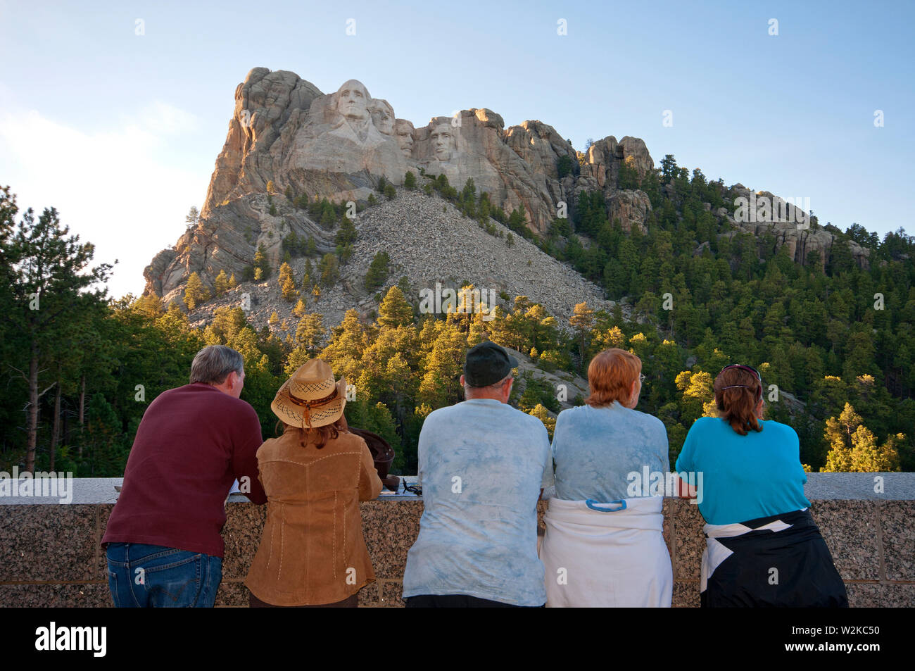 I visitatori a Mount Rushmore National Memorial (dallo scultore Gutzon Borglum), Black Hills, Keystone, County Pennington, Dakota del Sud, STATI UNITI D'AMERICA Foto Stock