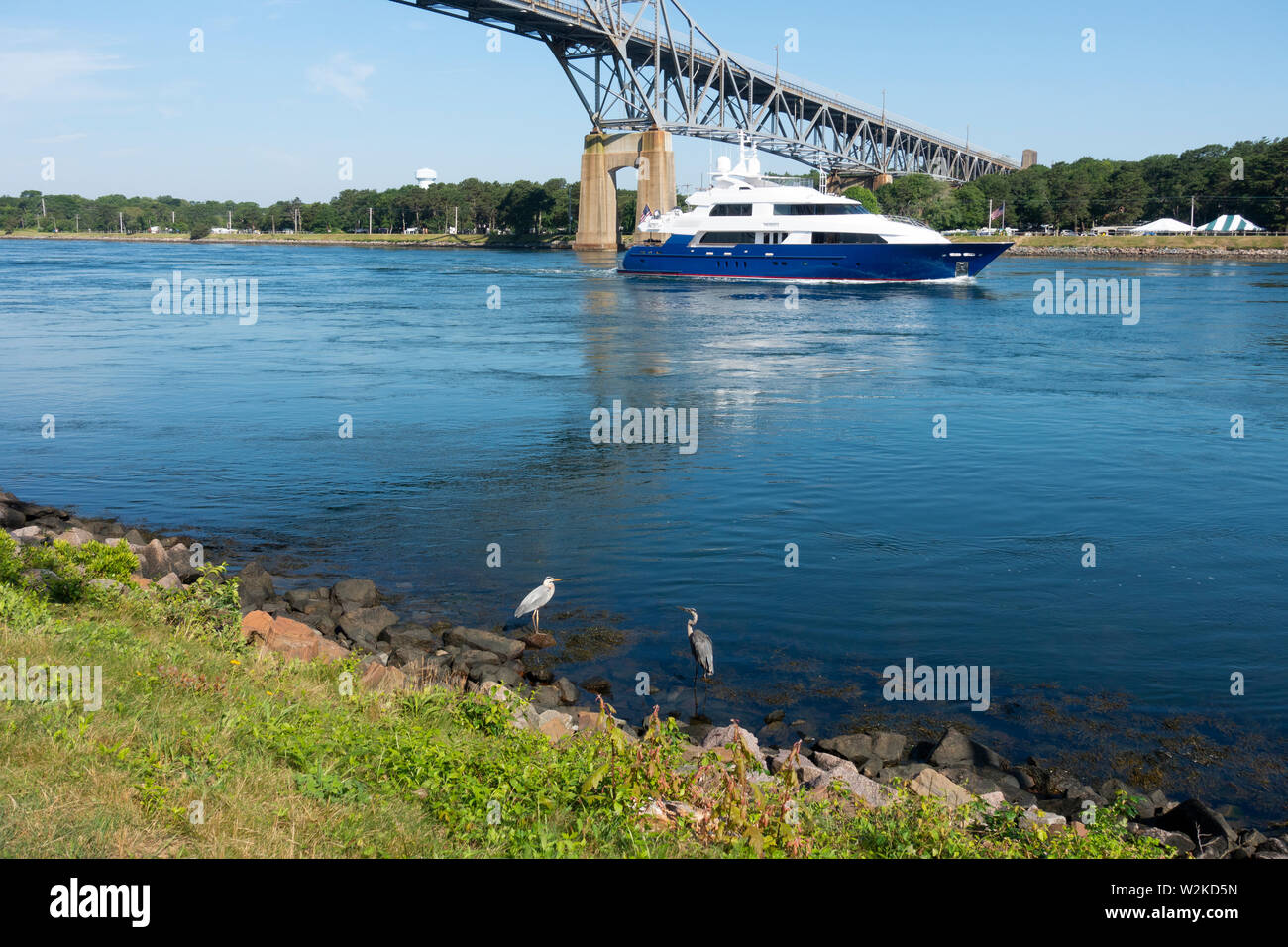 4*i cuccioli a scafo blu 2003 130 piedi Palmer Johnson costruito cruising yacht sotto il ponte di Bourne nel canale di Cape Cod, Massachusetts, STATI UNITI D'AMERICA sulla giornata di sole Foto Stock