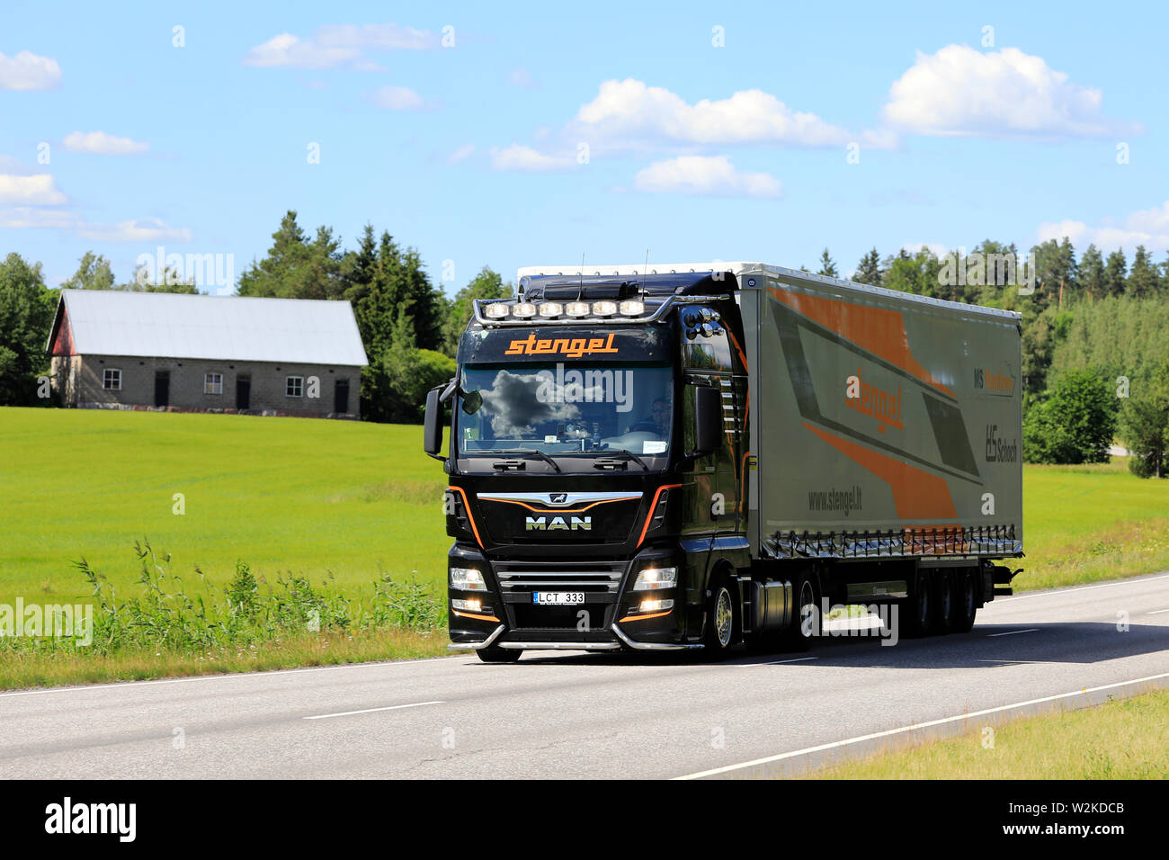 Salo, Finlandia. Giugno 28, 2019: personalizzazione MAN TGX 18.500 camion di Stengel LT con fari luminosi tira il rimorchio lungo l autostrada finlandese 52 sulla giornata di sole Foto Stock