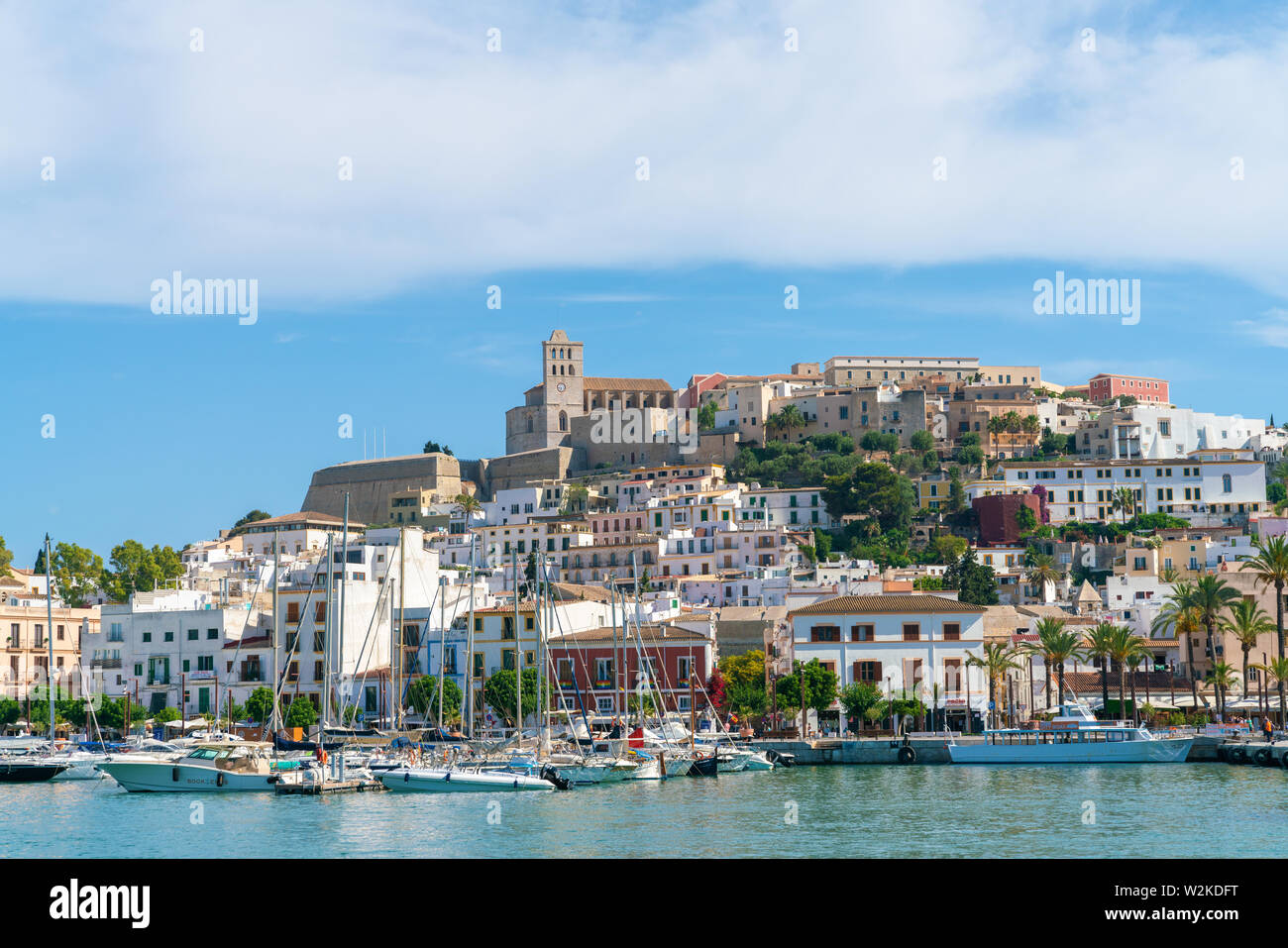 22 Giugno 2019 - Ibiza, Spagna. Scenic Ibiza città vecchia Dalt Vila con la cattedrale di Santa Maria d'Eivissa costruita sulla sommità. La vista sul porticciolo e ol Foto Stock