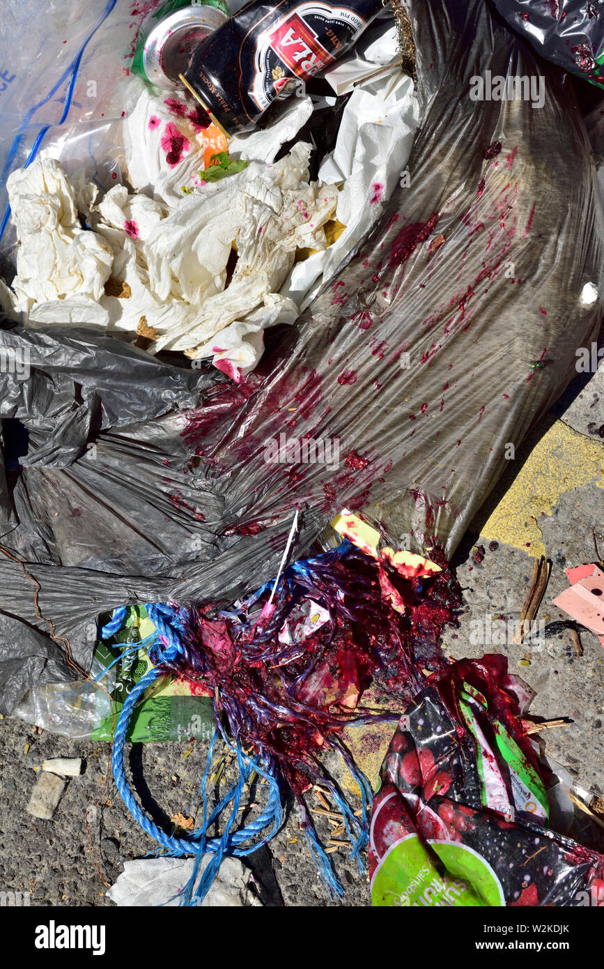 Vassoio di plastica rotti camicia aperta e la fuoriuscita di cibo e di rifiuti domestici Foto Stock