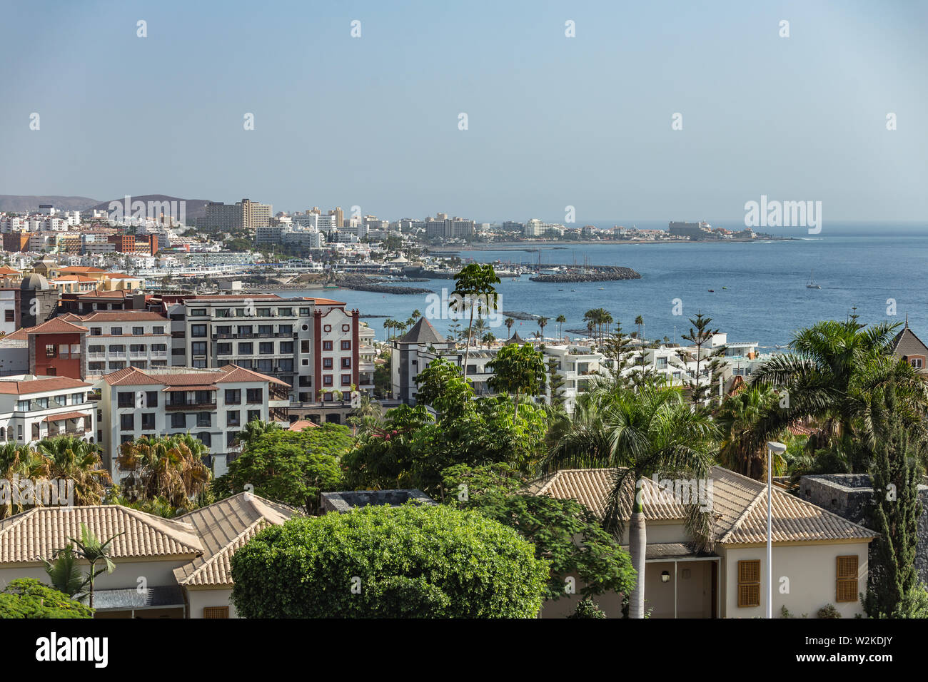 Las Americas, Tenerife, Spagna - 25 Settembre 2018: vista panoramica di vacanza molto popolare resort sull'isola con i club, hotel e bar. Costa wit Foto Stock