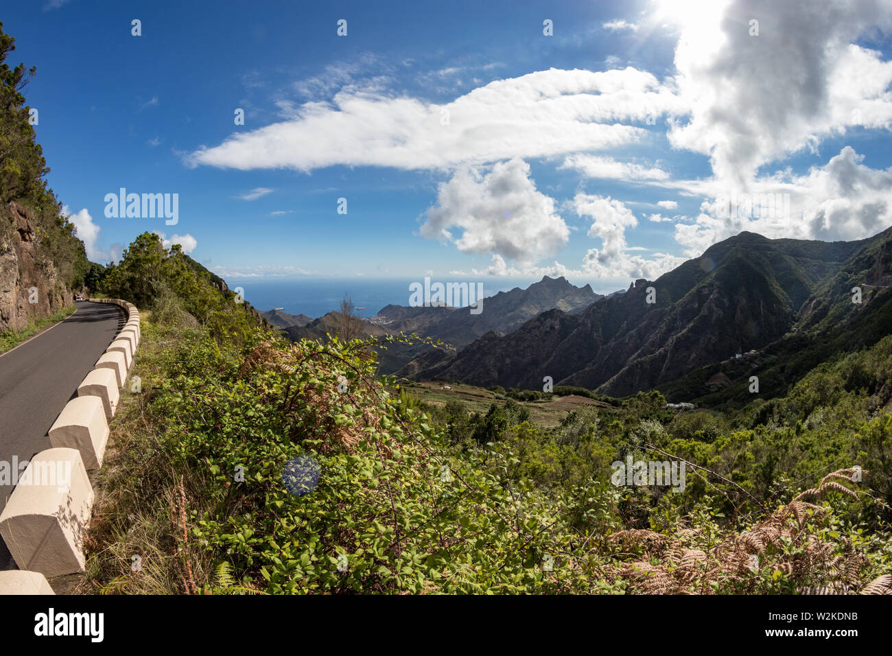 Serpentina di montagna. Stradina sinuosa. Il percorso dal villaggio Taganana a Santa Cruz de Tenerife. Splendida vista dal di sopra. Fish Eye lens shot. Tene Foto Stock