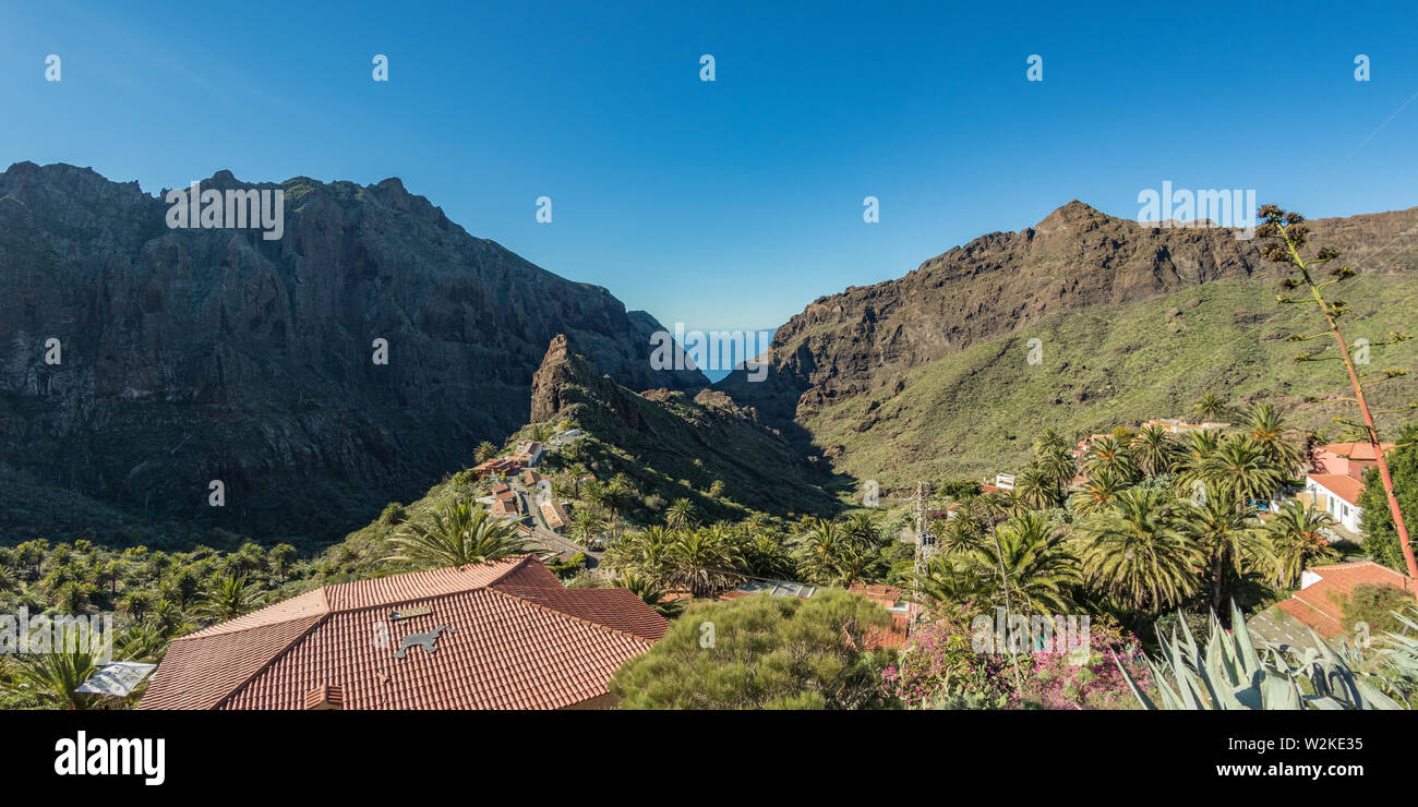 Paesaggio meraviglioso villaggio di montagna nel profondo canyon con la giungla foresta su un Paradise Island. Beautiful golden ora del giorno caldo e soleggiato. Foto di viaggio, pos Foto Stock