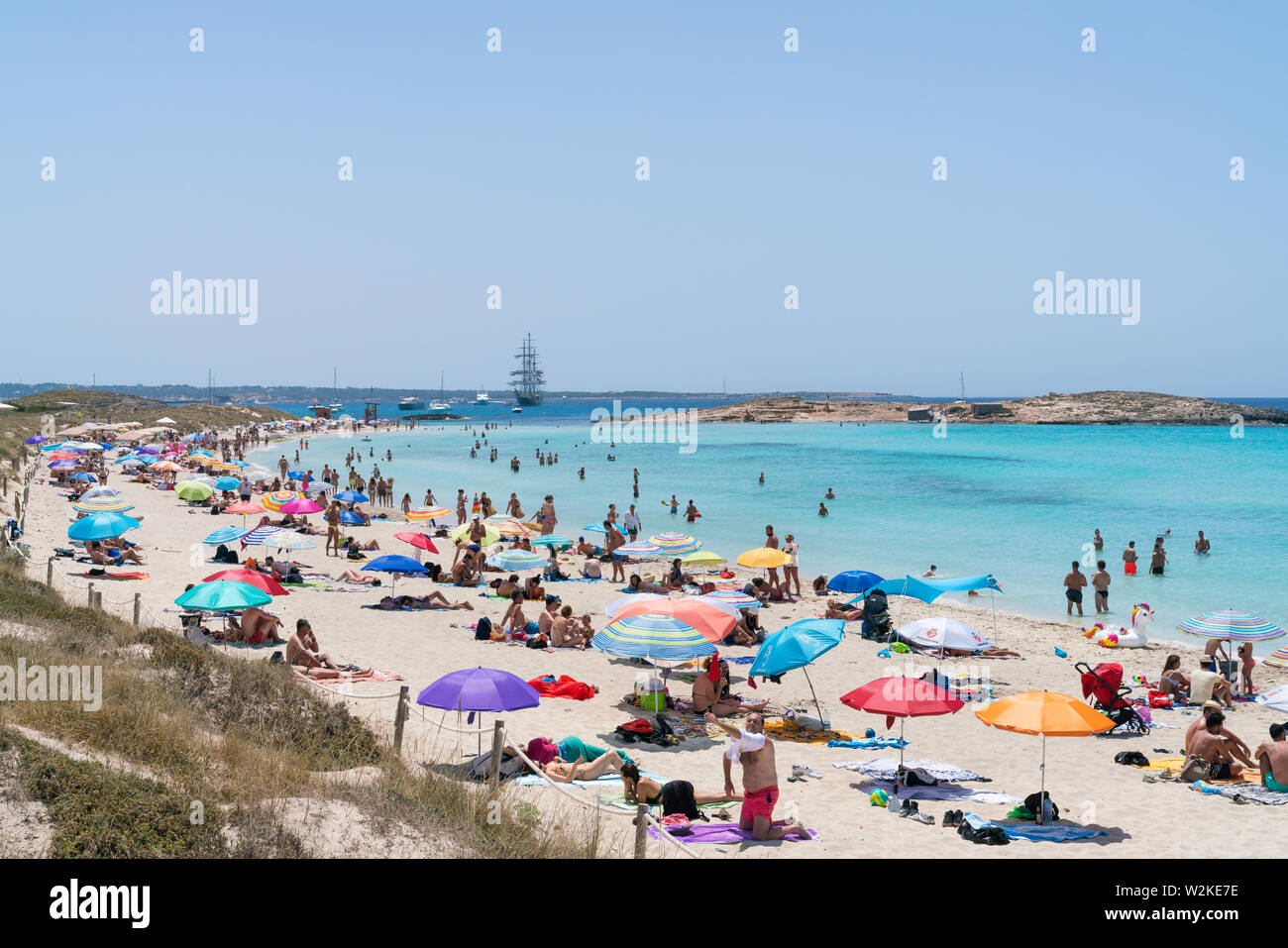 22 Giugno 2019 - Formentera, Spagna. La gente a prendere il sole sulla  Playa de Ses Illetes, isola delle Baleari di Formentera Foto stock - Alamy