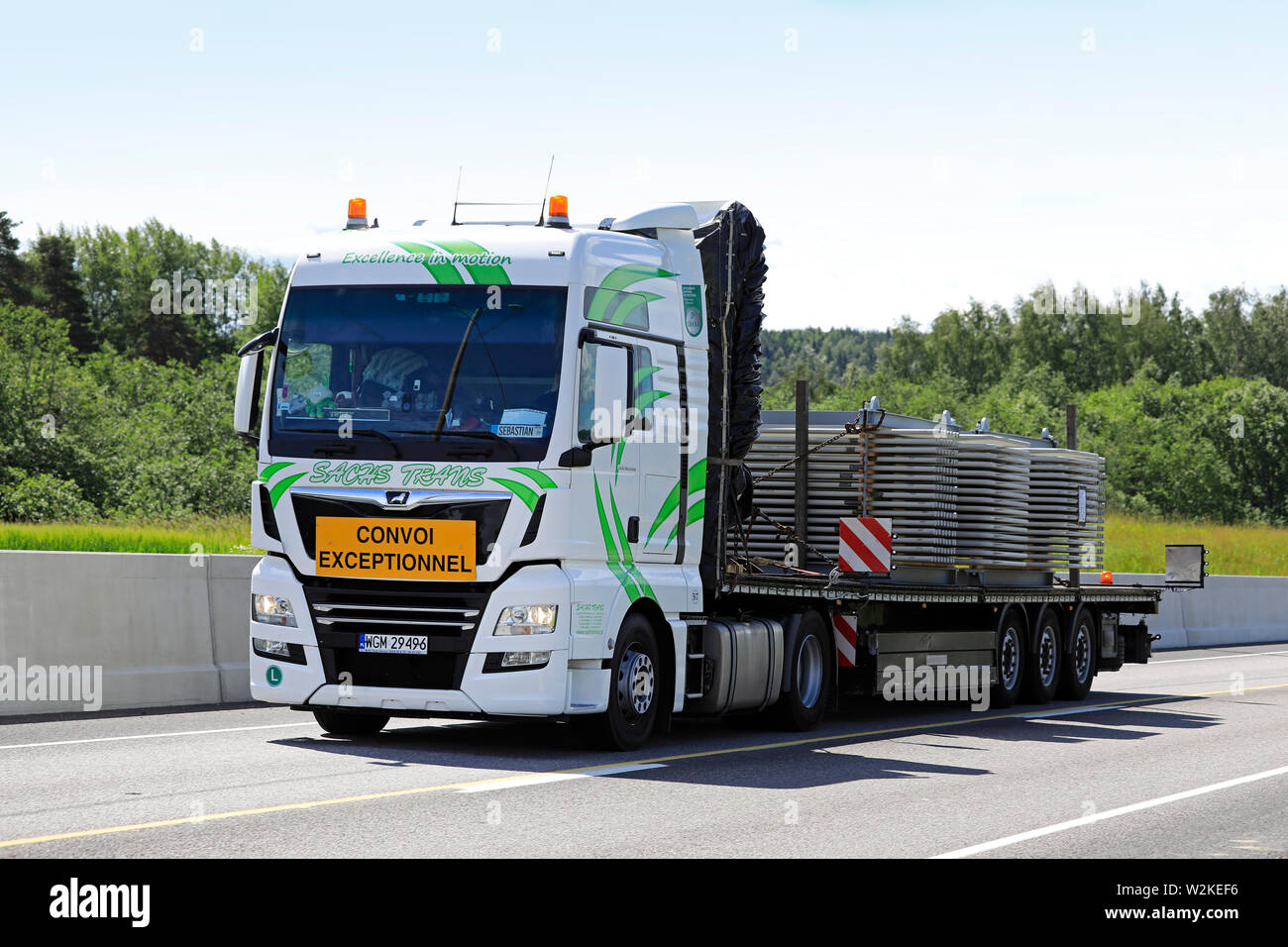 Salo, Finlandia. Giugno 29, 2019. MAN TGX 18.500 carrello di Sachs Trans cale di apparecchiature industriali su rimorchio come carico oversize nel sud della Finlandia. Foto Stock