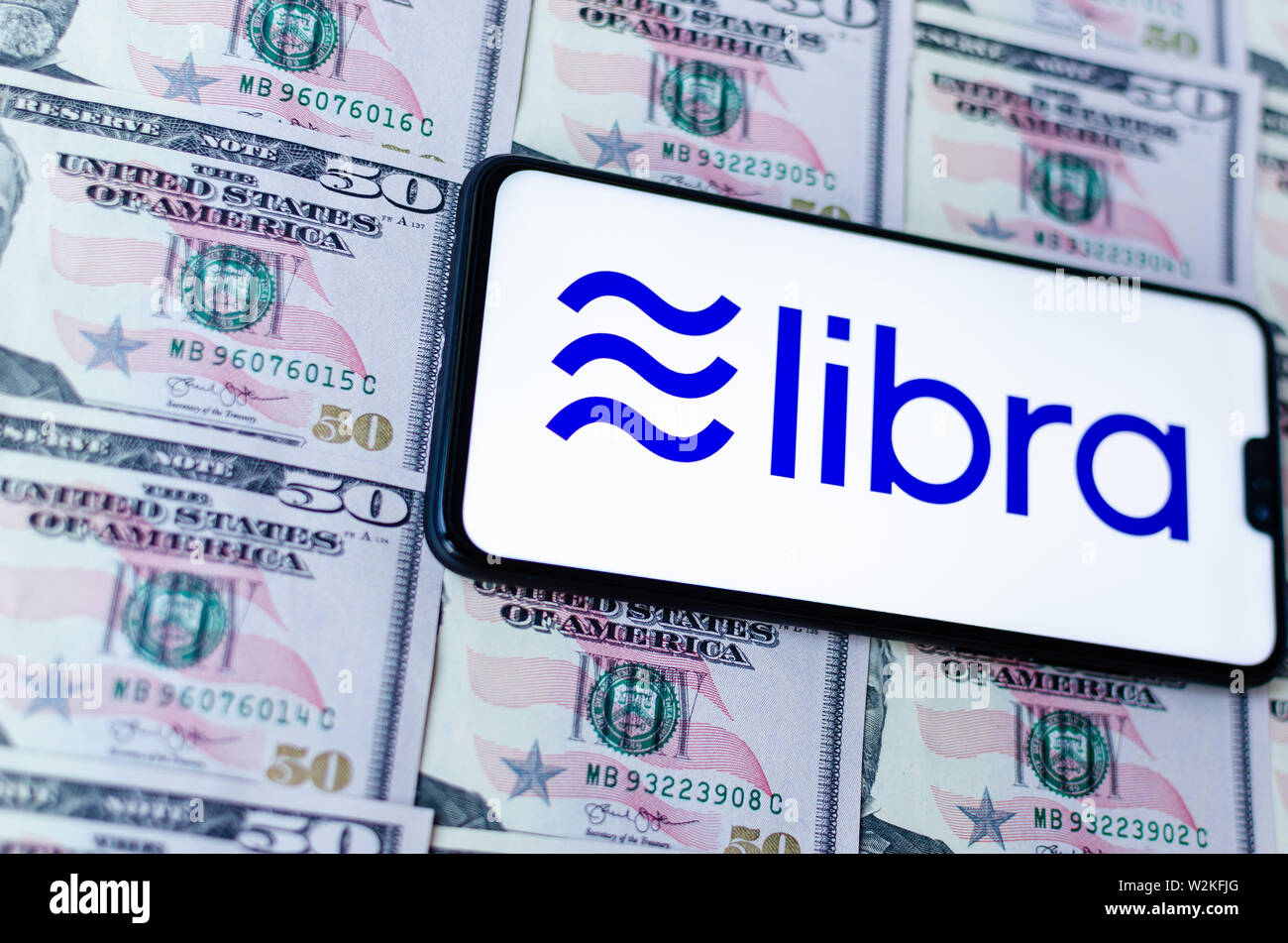Facebook LIbra e 50 le fatture del dollaro. Foto che mettono in evidenza la somiglianza di Libra logo e il simbolo sul dollaro 50 banconote. Foto Stock