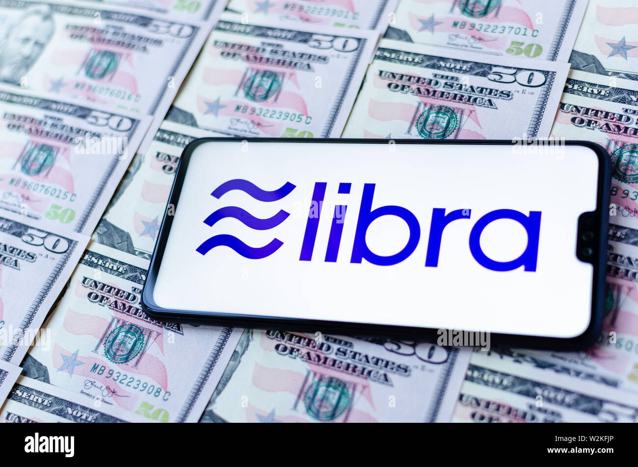 Facebook LIbra e 50 le fatture del dollaro. Foto che mettono in evidenza la somiglianza di Libra logo e il simbolo sul dollaro 50 banconote. Foto Stock