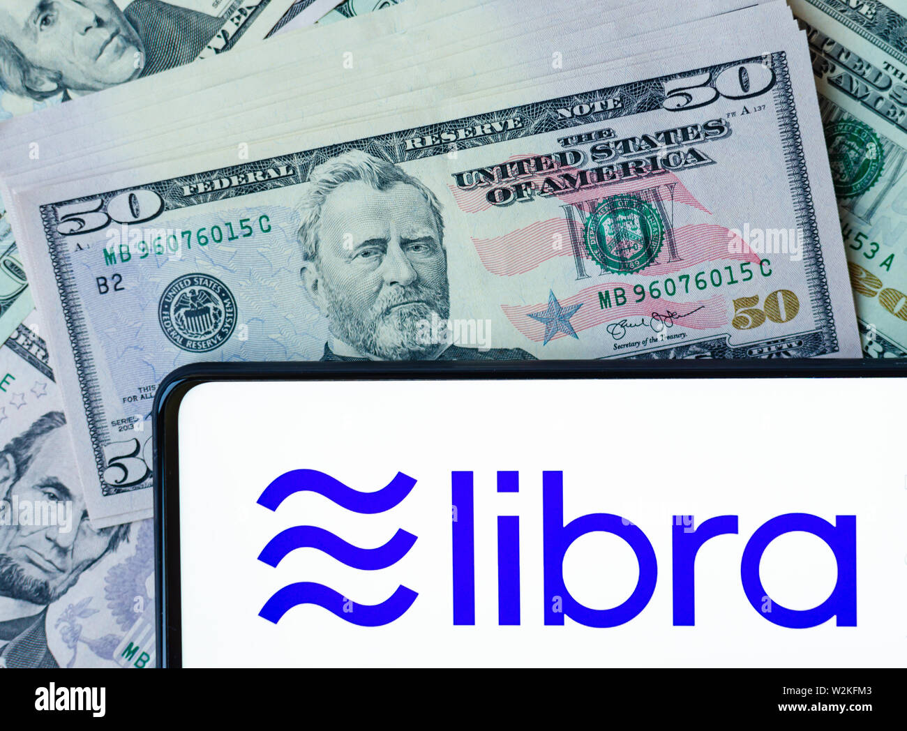 Facebook LIbra e 50 le fatture del dollaro. Foto che mettono in evidenza la somiglianza di Libra logo e il simbolo sul dollaro 50 banconote. Foto Stock