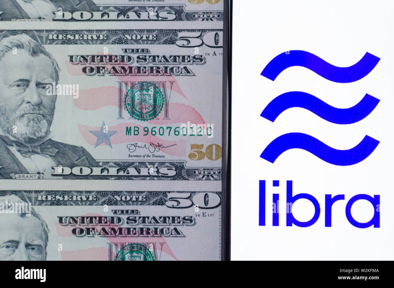 Facebook LIbra e 50 le fatture del dollaro. Foto che mettono in evidenza la somiglianza di Libra logo e il simbolo sul dollaro 50 banconote. Foto Stock