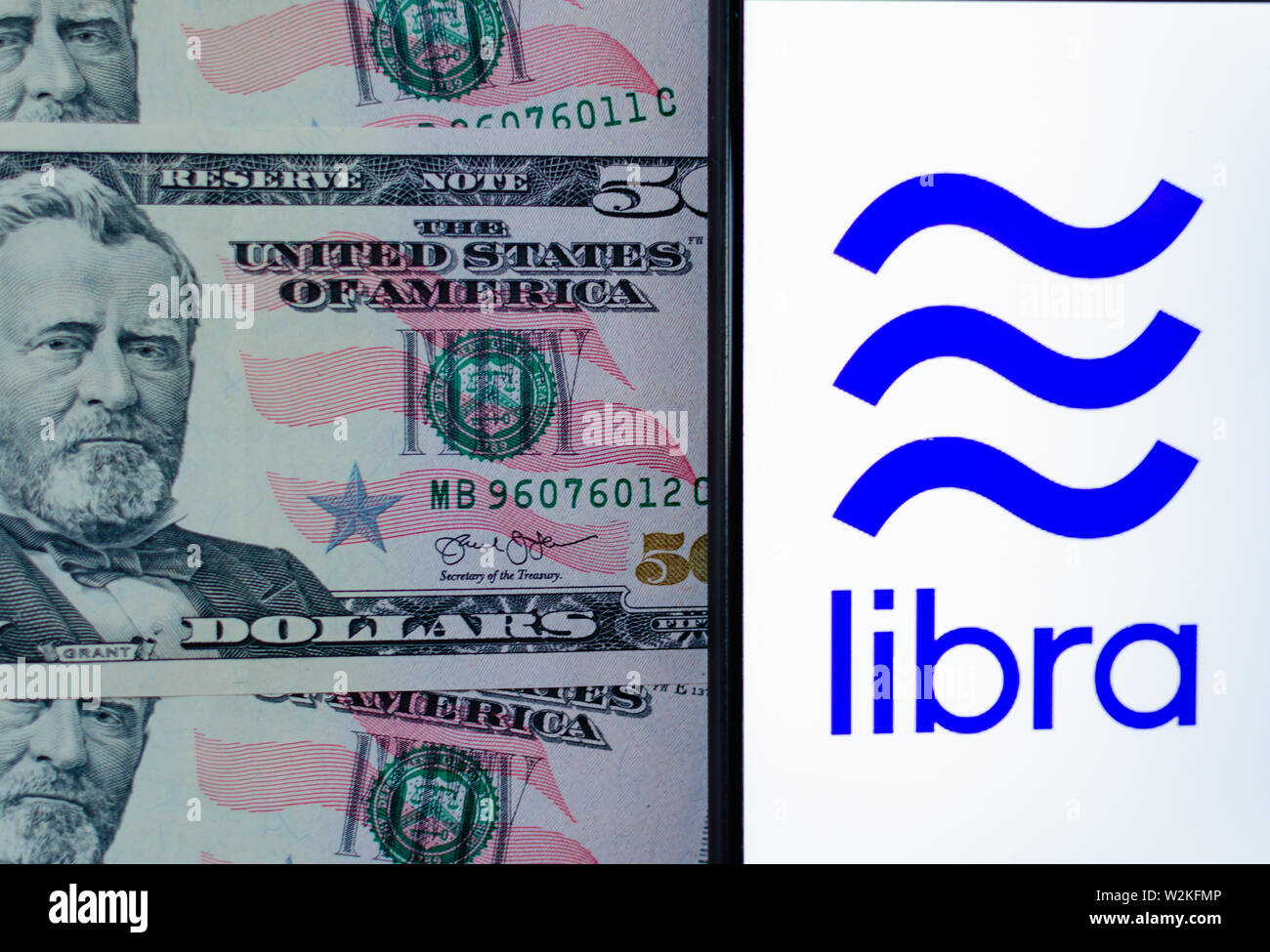 Facebook LIbra e 50 le fatture del dollaro. Foto che mettono in evidenza la somiglianza di Libra logo e il simbolo sul dollaro 50 banconote. Foto Stock
