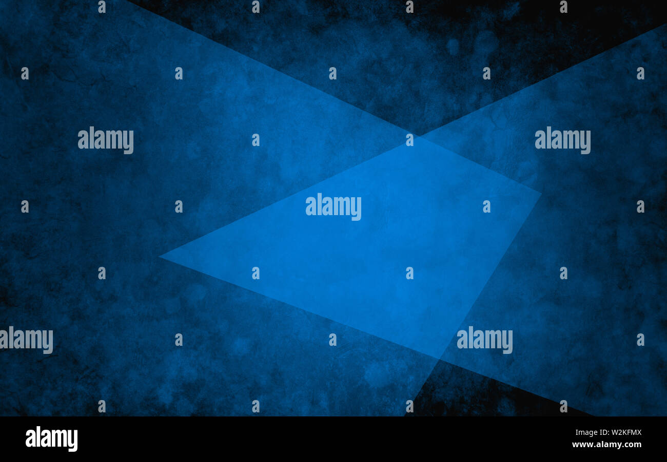 Abstract di strati di triangoli blu testurizzato su sfondo nero in elegante design geometrico. Foto Stock