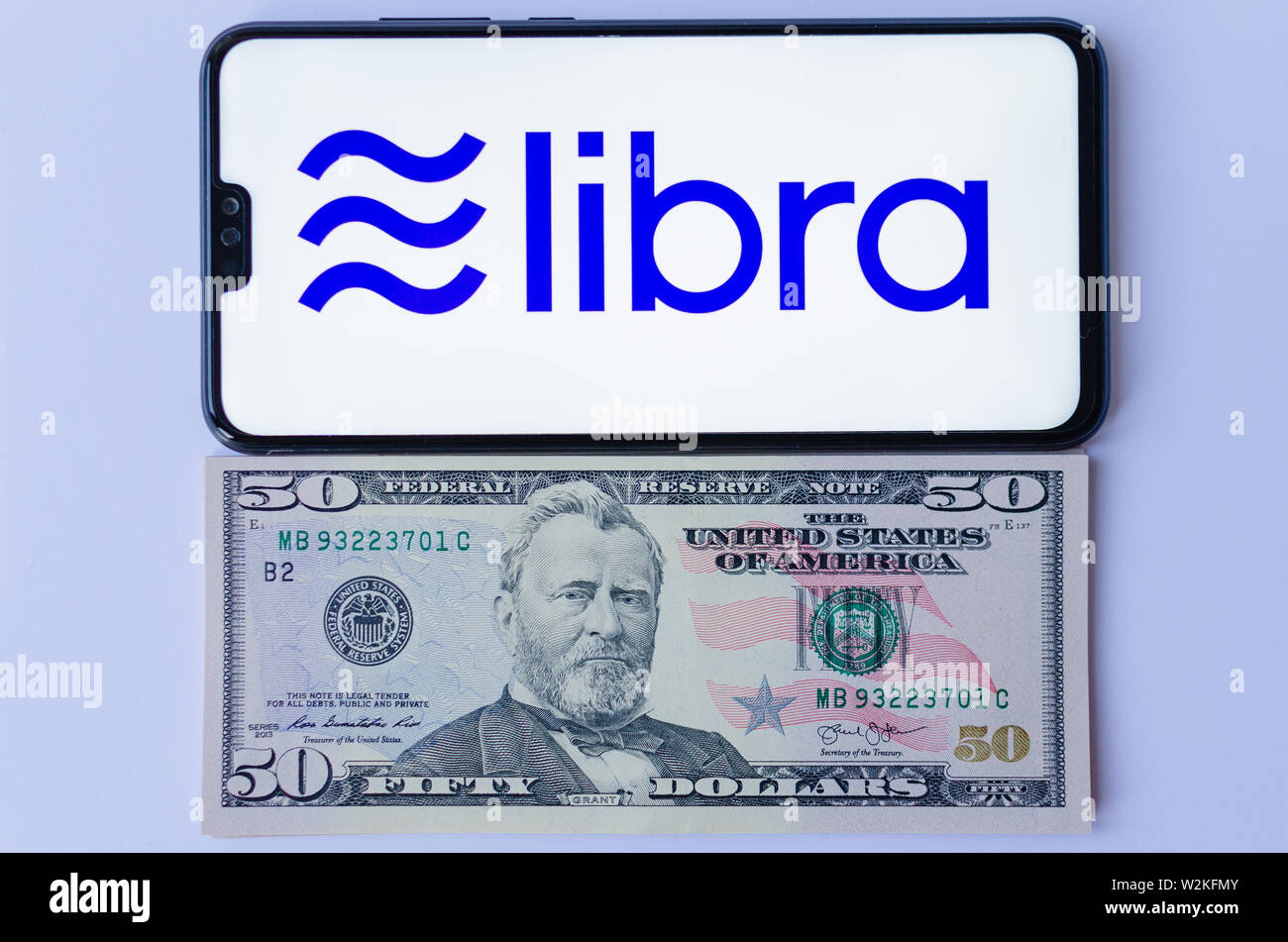 Facebook LIbra e 50 le fatture del dollaro. Foto che mettono in evidenza la somiglianza di Libra logo e il simbolo sul dollaro 50 banconote. Foto Stock