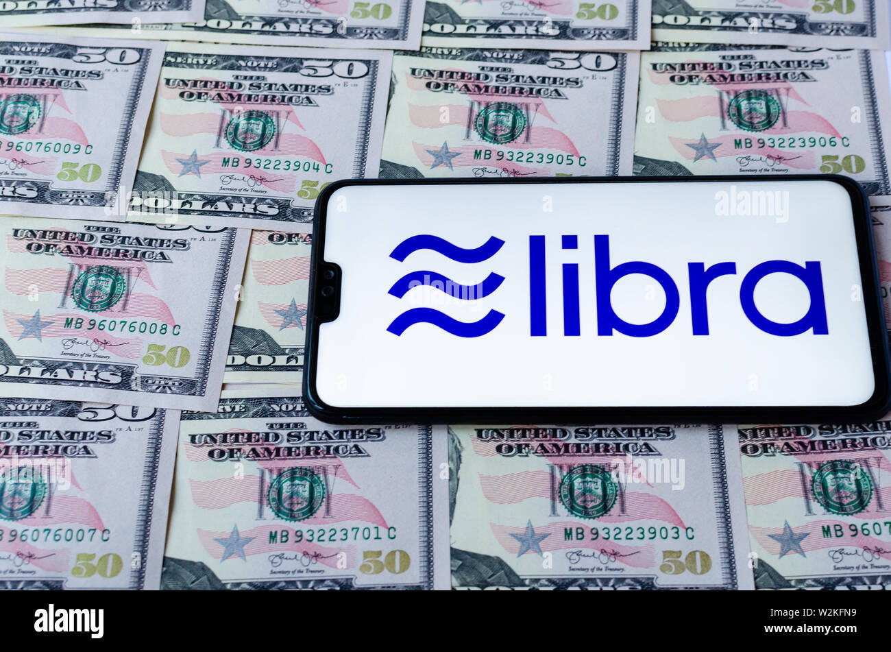 Facebook LIbra e 50 le fatture del dollaro. Foto che mettono in evidenza la somiglianza di Libra logo e il simbolo sul dollaro 50 banconote. Foto Stock