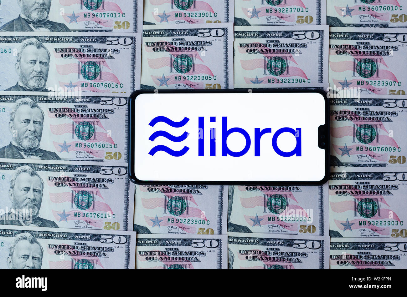 Facebook LIbra e 50 le fatture del dollaro. Foto che mettono in evidenza la somiglianza di Libra logo e il simbolo sul dollaro 50 banconote. Foto Stock