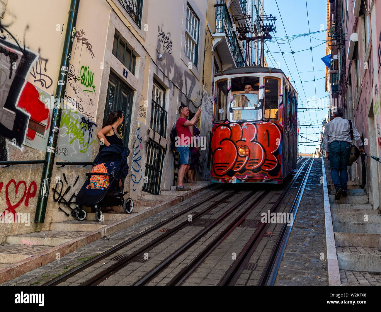 Il Portogallo. Il 30 maggio 2019. I turisti scattare foto del famoso tram 28.Il Camino de Santiago (il modo di San Giacomo è una grande rete di antichi percorsi pellegrino stretching di tutta Europa e provenienti insieme presso la tomba di San Giacomo (Santiago in spagnolo) a Santiago de Compostela nel nord-ovest della Spagna. Il modo portoghese è la seconda più popolare Camino in termini di numero di pellegrini. Da Lisbona a Santiago ci sono circa 610 chilometri circa Un modo che permette a voi come un pellegrino per vedere il Portogallo rurale, piena di campi verdi, i borghi rurali e cittadine, dove si può avere una bella conversazione con Foto Stock