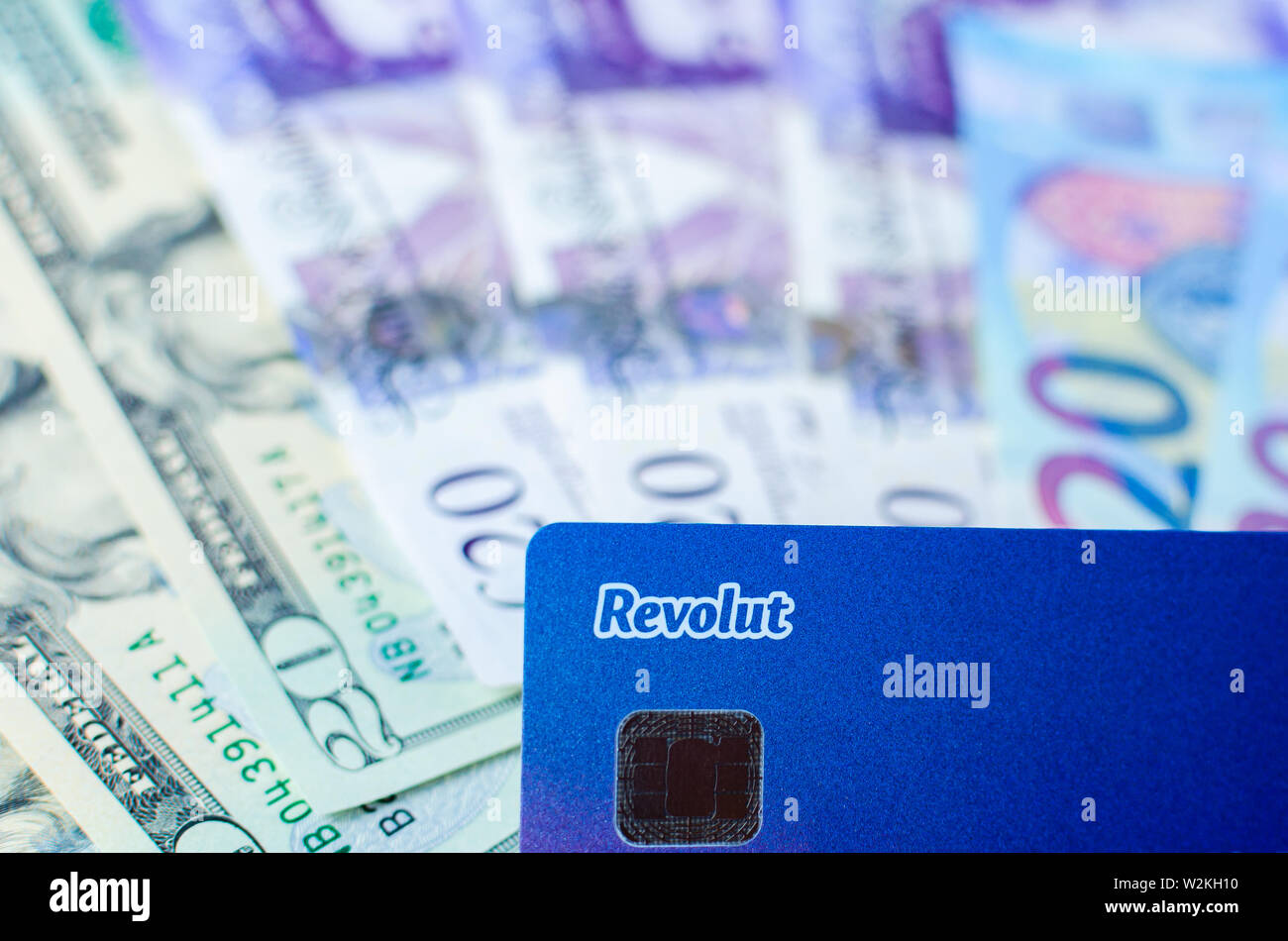 Revolut carta bancaria in contanti di diversi paesi. Scheda con nessun costo per lo scambio di denaro e multivaluta account. Foto Stock