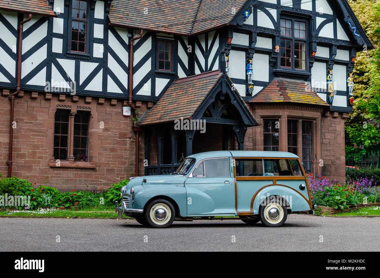 Elegante retrò auto nella parte anteriore del vecchio tudor house. Classic Cars festival 'Brums e focacce' a Chester, Regno Unito. Foto Stock