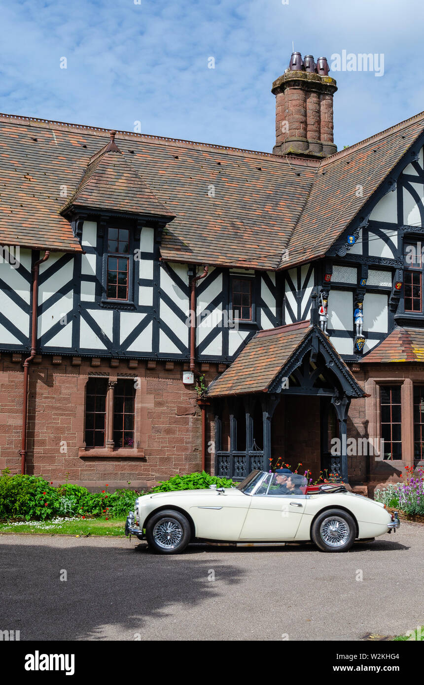 Elegante retrò auto nella parte anteriore del vecchio tudor house. Classic Cars festival 'Brums e focacce' a Chester, Regno Unito. Foto Stock