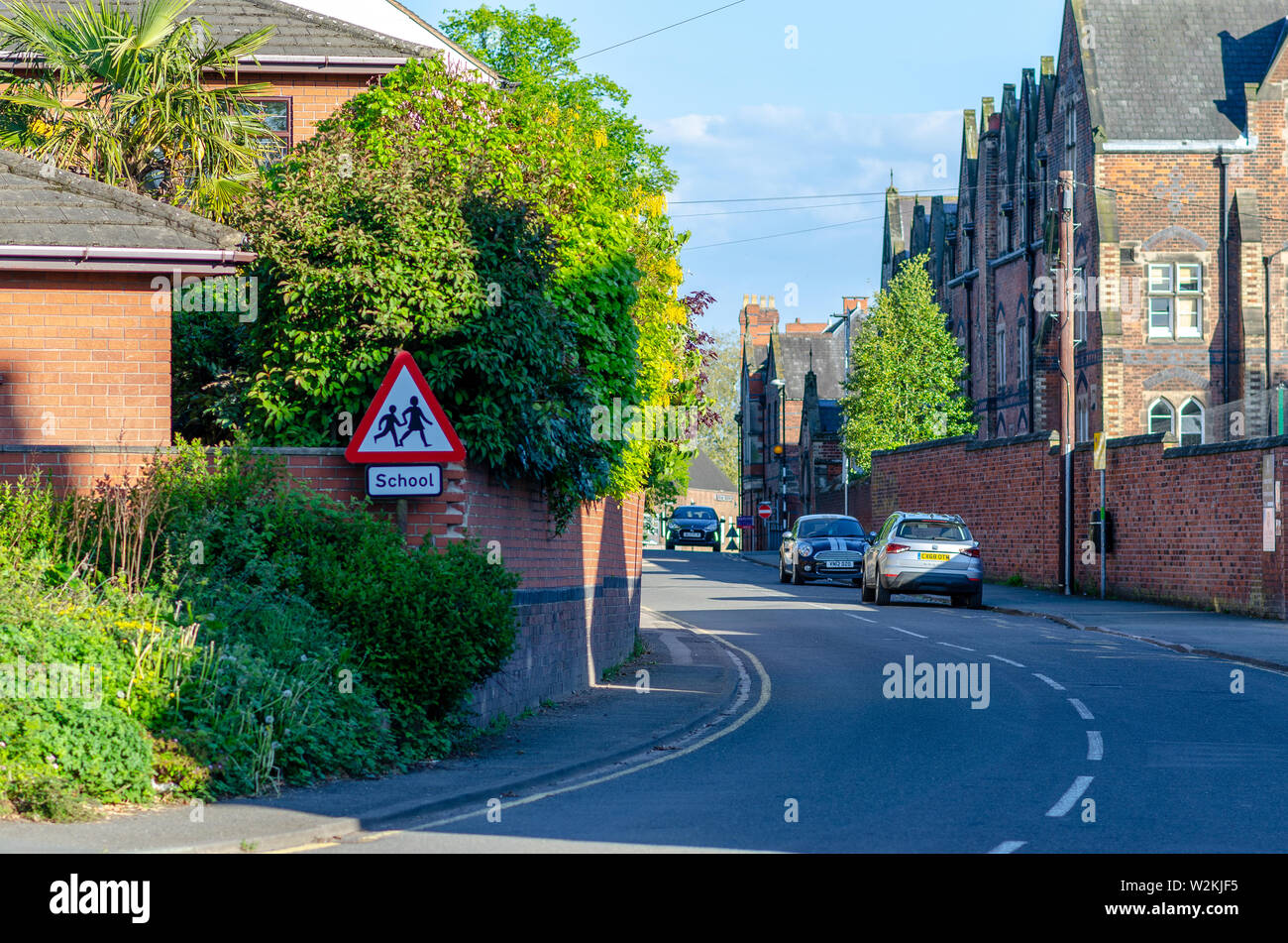 L'immagine di una strada con case di mattoni nella piccola cittadina inglese chiamato Pietra, Staffordshire. Il cartello stradale architettura, bella, blu, mattoni, buil Foto Stock