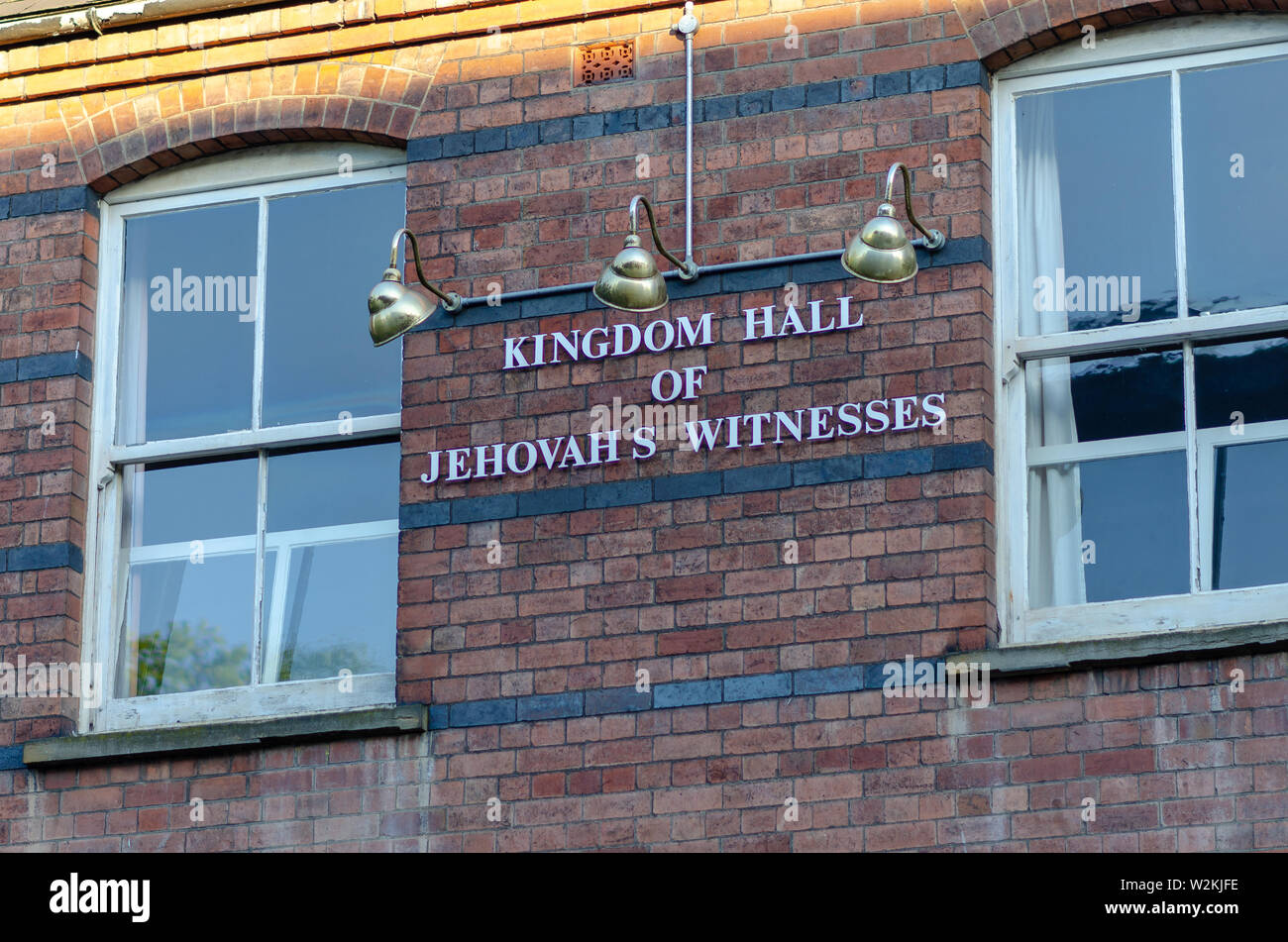 Regno sala dei Testimoni di Geova cantare su un edificio di mattoni nella piccola cittadina inglese chiamato pietra. Foto Stock